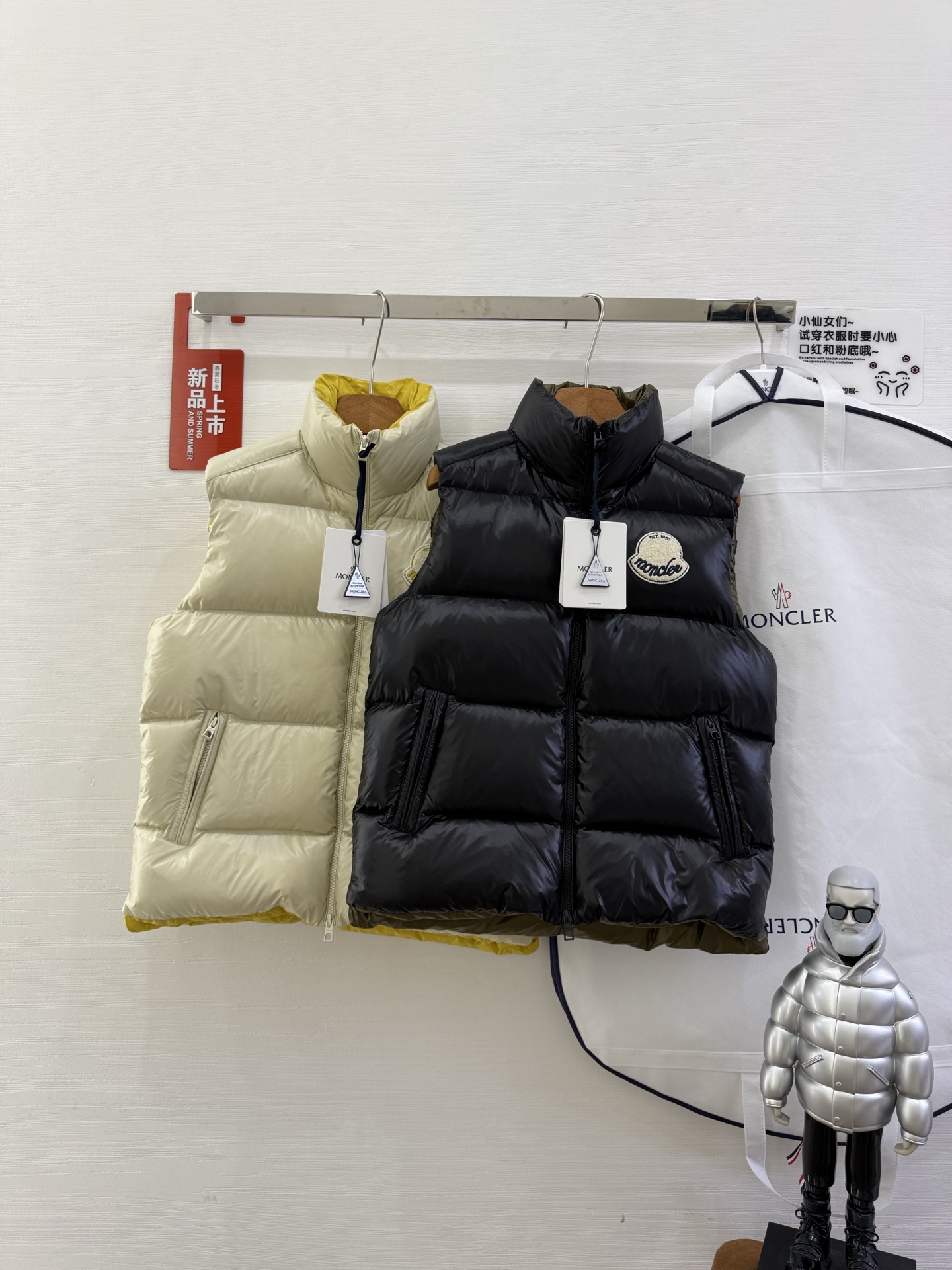 NO:477192,P# with dust bag 25Moncler Mengkelai New early autumn Lipsi men's down vest, interpreting the classic Moncler design, is a must-have item for seasonal wardrobe. Made of light and functional nylon laque fabric, contrasting color lining shows vitality. Model size large-label vest size 12345 color beige black, Moncler, down jacket, alexander wang19860909P#配防尘袋 25Moncler盟可睐 早秋新品 Lipsi男士羽绒马甲,演绎Moncler经典设计,是换季衣橱的必需单品.采用轻盈的功能性nylon laque面料制成,撞色衬里尽显活力. 款号大标马甲 尺码12345 颜色米白 黑色,,Moncler,down jacket,alexander wang,Women's clothing
