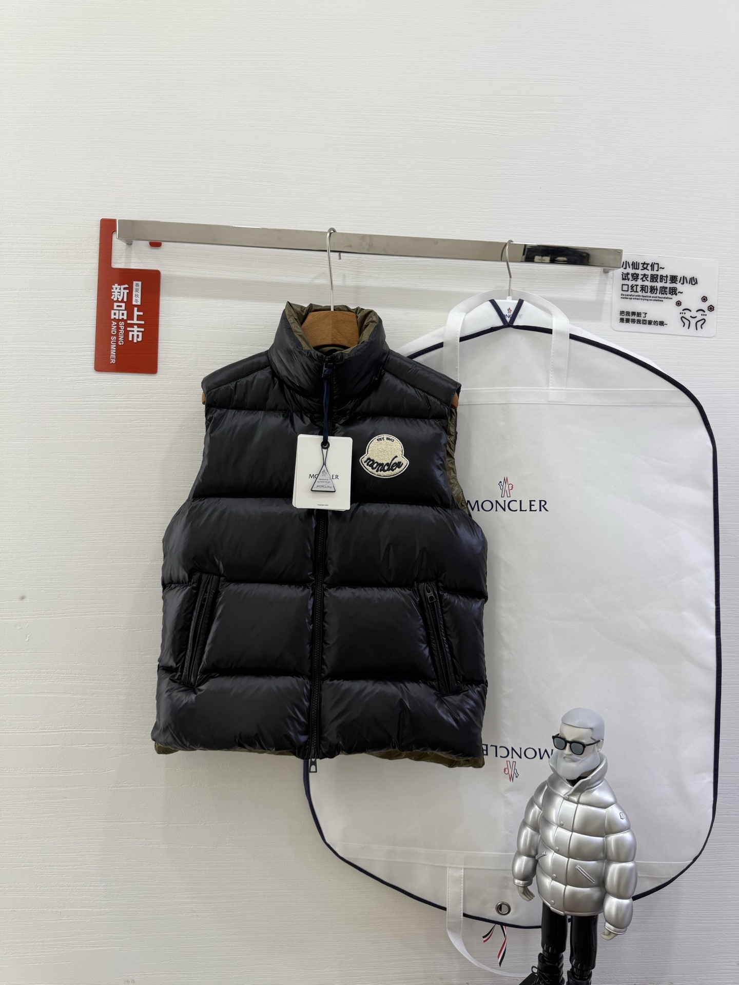 NO:477186,With dust bag 25Moncler Mengkelai New early autumn Lipsi men's down vest, interpreting the classic Moncler design, is a must-have item for seasonal wardrobe. Made of light and functional nylon laque fabric, contrasting color lining shows vitality. Large-size vest size 12345 Color beige black, Moncler, down jacket, alexander wang19860909配防尘袋 25Moncler盟可睐 早秋新品 Lipsi男士羽绒马甲,演绎Moncler经典设计,是换季衣橱的必需单品.采用轻盈的功能性nylon laque面料制成,撞色衬里尽显活力. 款号大标马甲 尺码12345 颜色米白 黑色,,Moncler,down jacket,alexander wang,Women's clothing