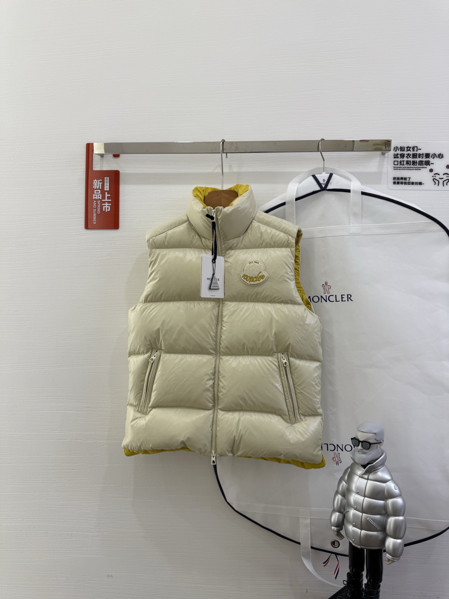 NO:477177,Beige shot with dust bag~ 25Moncler Mengke Lai New early autumn Lipsi men's down vest, interpreting the classic Moncler design, is a must-have item for seasonal wardrobe. Made of light and functional nylon laque fabric, contrasting color lining shows vitality. Large-size vest size 12345 Color beige black, Moncler, down jacket, alexander wang19860909配防尘袋米色实拍～ 25Moncler盟可睐 早秋新品 Lipsi男士羽绒马甲,演绎Moncler经典设计,是换季衣橱的必需单品.采用轻盈的功能性nylon laque面料制成,撞色衬里尽显活力. 款号大标马甲 尺码12345 颜色米白 黑色,,Moncler,down jacket,alexander wang,Women's clothing