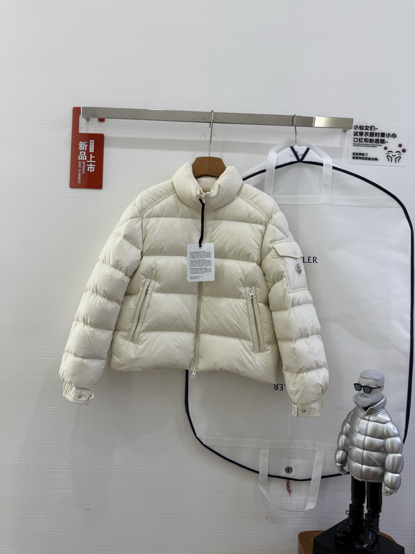 NO:480227,New and new products with dust bags for 25 years Petra short down jacket for women's jacket Petra short down jacket is made of super laqué fabric, rejuvenating the basic design. This functional nylon fabric is lightweight and has a gorgeous gloss finish. A modern slim fit design makes it easy to show a soft style. It is recommended to choose a larger size. Made of super laqué fabric· Super laqué lining·filled down·zipper closure·zipper pocket·cuff pockets·cuff pockets with snaps ●drawstring hem Color: pink/purple/black/bee Size: 0/1/2/3 4895,,jackets & coats,jackets & coats,down jacket,alexander wang19860909配防尘袋25年新款新品 Petra短款羽绒服女款夹克外套 Petra短款羽绒夹克采用super laqué面料制成,焕新诠释基础款设计.这种功能性尼龙面料质地轻盈,具有华丽的光泽饰面.现代修身版型设计,轻松展现柔美风 格.建议选择大一码. 采用super laqué面料制成· Super laqué衬里·填充羽绒·拉链开合·拉链口袋 ·衣袖口袋设有按扣 ●抽绳下摆 颜色:粉色/紫色/黑色/米色 尺码:0/1/2/3 4895,,jackets & coats,jackets & coats,down jacket,alexander wang,Women's clothing