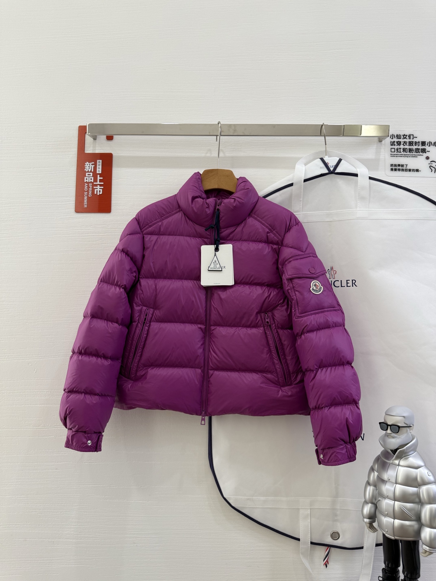 NO:480198,New and new products with dust bags for 25 years Petra short down jacket for women's jacket Petra short down jacket is made of super laqué fabric, rejuvenating the basic design. This functional nylon fabric is lightweight and has a gorgeous gloss finish. A modern slim fit design makes it easy to show a soft style. It is recommended to choose a larger size. Made of super laqué fabric· Super laqué lining·filled down·zipper closure·zipper pocket·cuff pockets·cuff pockets with snaps ●drawstring hem Color: pink/purple/black/bee Size: 0/1/2/3 4895,,jackets & coats,jackets & coats,down jacket,alexander wang19860909配防尘袋25年新款新品 Petra短款羽绒服女款夹克外套 Petra短款羽绒夹克采用super laqué面料制成,焕新诠释基础款设计.这种功能性尼龙面料质地轻盈,具有华丽的光泽饰面.现代修身版型设计,轻松展现柔美风 格.建议选择大一码. 采用super laqué面料制成· Super laqué衬里·填充羽绒·拉链开合·拉链口袋 ·衣袖口袋设有按扣 ●抽绳下摆 颜色:粉色/紫色/黑色/米色 尺码:0/1/2/3 4895,,jackets & coats,jackets & coats,down jacket,alexander wang,Women's clothing