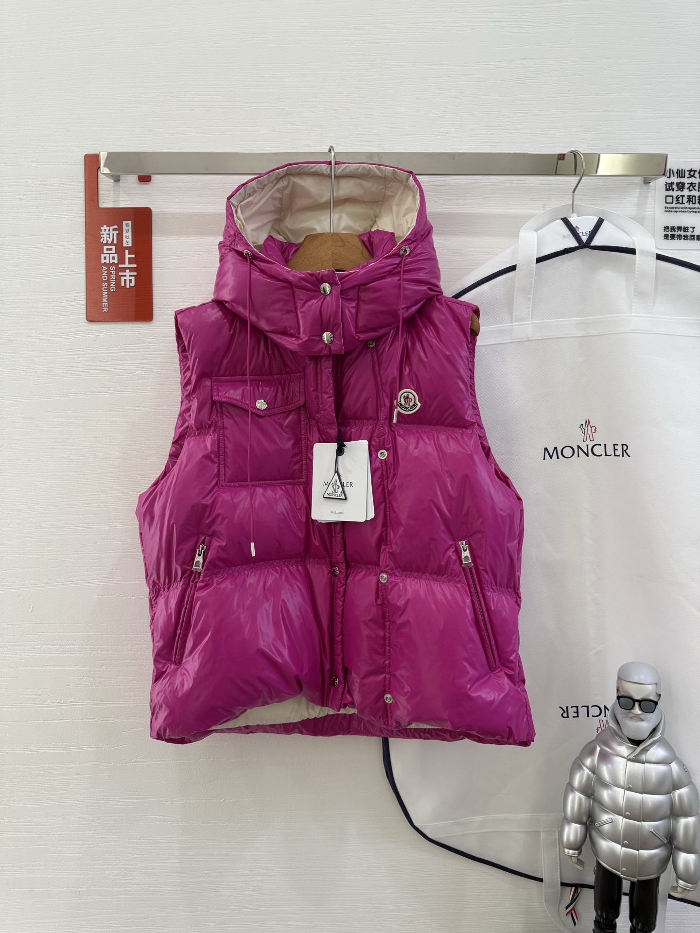 NO:480155,With dust bag 25Moncler Mengke Ladies' autumn and winter new product Pario women's hooded down vest, Pario down vest cleverly uses shape and texture to show the modern style. Made of functional super laque nylon fabric with glossy finish. This hooded warm item is paired with double snap buckle closure to interpret asymmetrical shape. It is decorated with quilting of different sizes to highlight the geometric atmosphere. Size 012 Color rose red Black White, Moncler, down jacket, hats, alexander wang19860909配防尘袋 25Moncler盟可睐 秋冬新品 Pario女士连帽羽绒马甲,Pario羽绒马甲巧妙运用造型和纹理,尽展现代风格. 采用功能性super laque尼龙面料制成,具有光泽饰面. 这款连帽保暖单品搭配双按扣开合,演绎不对称造型. 饰有不同尺寸的绗缝,彰显几何气息. 尺码012 颜色玫红 黑色 白色,,Moncler,down jacket,hats,alexander wang,Women's clothing