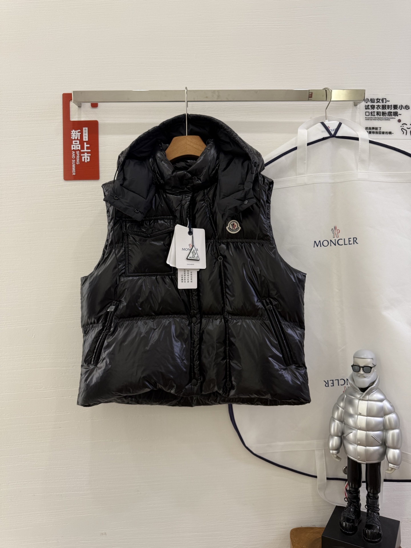 NO:480219,With dust bag 25Moncler Mengke Ladies' autumn and winter new product Pario women's hooded down vest, Pario down vest cleverly uses shape and texture to show the modern style. Made of functional super laque nylon fabric with glossy finish. This hooded warm item is paired with double snap buckle closure to interpret asymmetrical shape. It is decorated with quilting of different sizes to highlight the geometric atmosphere. Size 012 Color rose red Black White, Moncler, down jacket, hats, alexander wang19860909配防尘袋 25Moncler盟可睐 秋冬新品 Pario女士连帽羽绒马甲,Pario羽绒马甲巧妙运用造型和纹理,尽展现代风格. 采用功能性super laque尼龙面料制成,具有光泽饰面. 这款连帽保暖单品搭配双按扣开合,演绎不对称造型. 饰有不同尺寸的绗缝,彰显几何气息. 尺码012 颜色玫红 黑色 白色,,Moncler,down jacket,hats,alexander wang,Women's clothing
