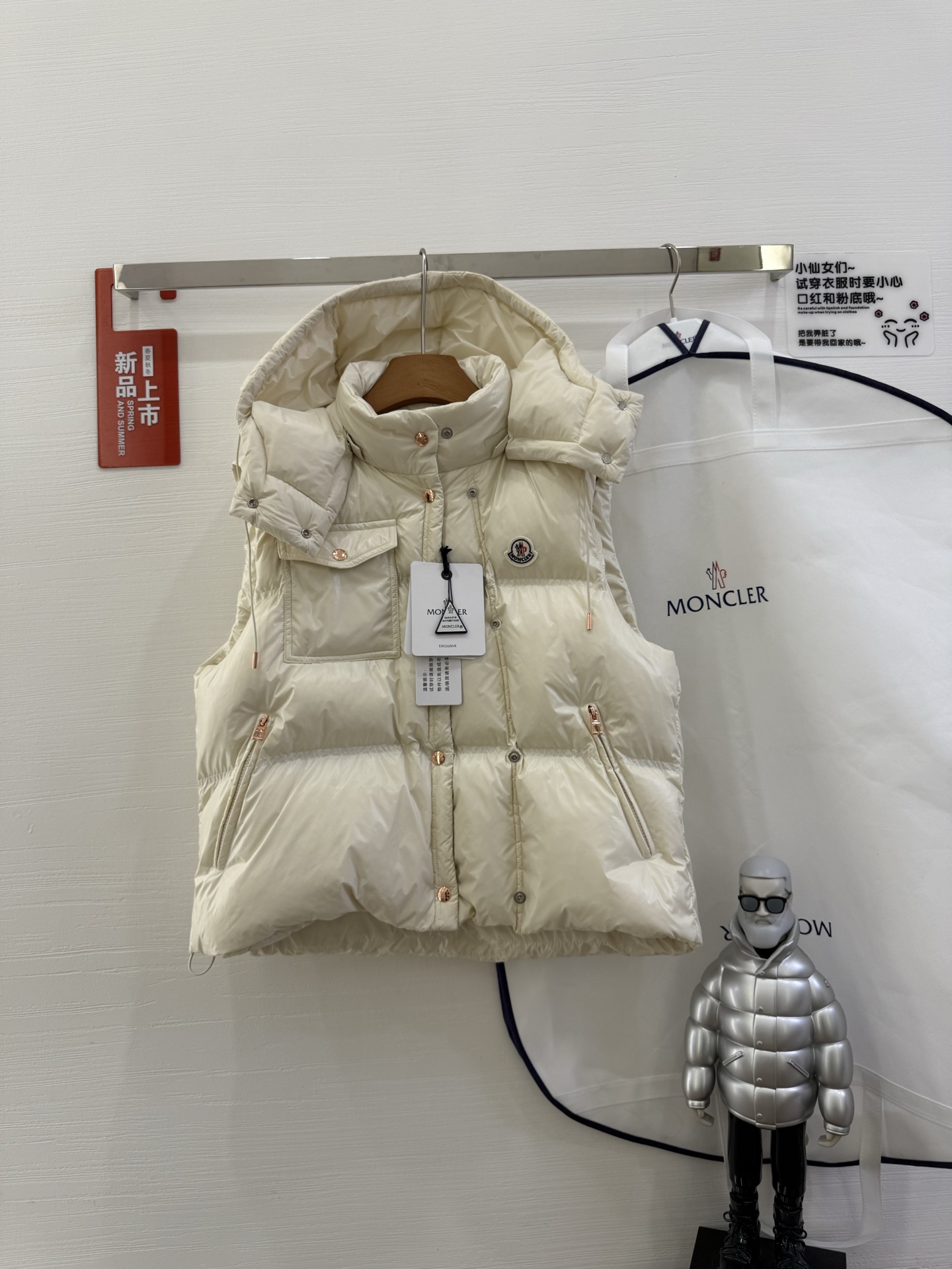 NO:480171,With dust bag 25Moncler Mengke Ladies' autumn and winter new product Pario women's hooded down vest, Pario down vest cleverly uses shape and texture to show the modern style. Made of functional super laque nylon fabric with glossy finish. This hooded warm item is paired with double snap buckle closure to interpret asymmetrical shape. It is decorated with quilting of different sizes to highlight the geometric atmosphere. Size 012 Color rose red Black White, Moncler, down jacket, hats, alexander wang19860909配防尘袋 25Moncler盟可睐 秋冬新品 Pario女士连帽羽绒马甲,Pario羽绒马甲巧妙运用造型和纹理,尽展现代风格. 采用功能性super laque尼龙面料制成,具有光泽饰面. 这款连帽保暖单品搭配双按扣开合,演绎不对称造型. 饰有不同尺寸的绗缝,彰显几何气息. 尺码012 颜色玫红 黑色 白色,,Moncler,down jacket,hats,alexander wang,Women's clothing