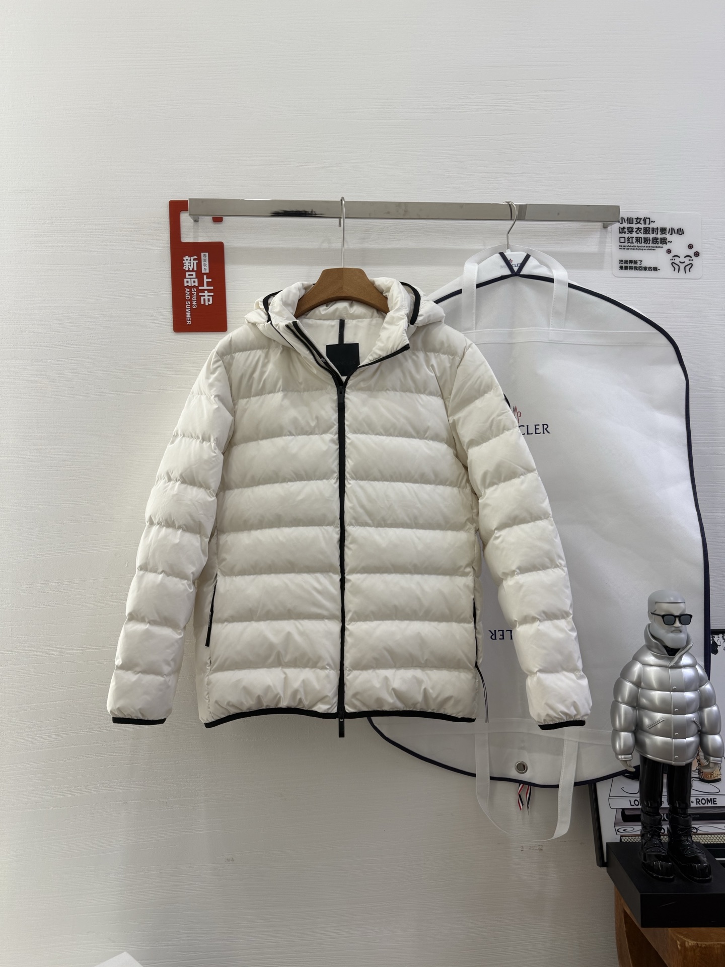 NO:480186,With dust bag Moncler Jeluz Two-way zipper hooded short down jacket jacket Men's SS new arrival, Jeluz men's short removable hood down jacket jacket Jeluz short down jacket is made of soft diamond-proof nylon fabric, combining 90s design inspiration with modern functionality. It is equipped with a practical removable hood to easily cope with different weather and moods. Details are made of fine soft nylon fabric Filled down Removable hood Two-way zipper closure Zipper pocket Elastic cuffs and hem Logo ribbon trim Size 12345,,Moncler, jackets & coats, jackets & coats, down jacket,hats,alexander wang19860909配防尘袋Moncler盟可睐 Jeluz 双向拉链连帽短款羽绒服外套 男款 SS新品到货,Jeluz男士短款可拆卸兜帽羽绒夹克外套 Jeluz短款羽绒夹克采用柔软的防钻绒尼龙面料制成,融合90年 代的设计灵感与现代的功能性.配有实用的可拆卸兜帽,轻松应对不同天气和心情. 详情采用细密柔软尼龙面料制成 填充羽绒 可拆卸兜帽 双向拉链开合 拉链口袋 弹性袖口和下摆 内侧标识缎带饰边 尺码12345,,Moncler,jackets & coats,jackets & coats,down jacket,hats,alexander wang,Women's clothing