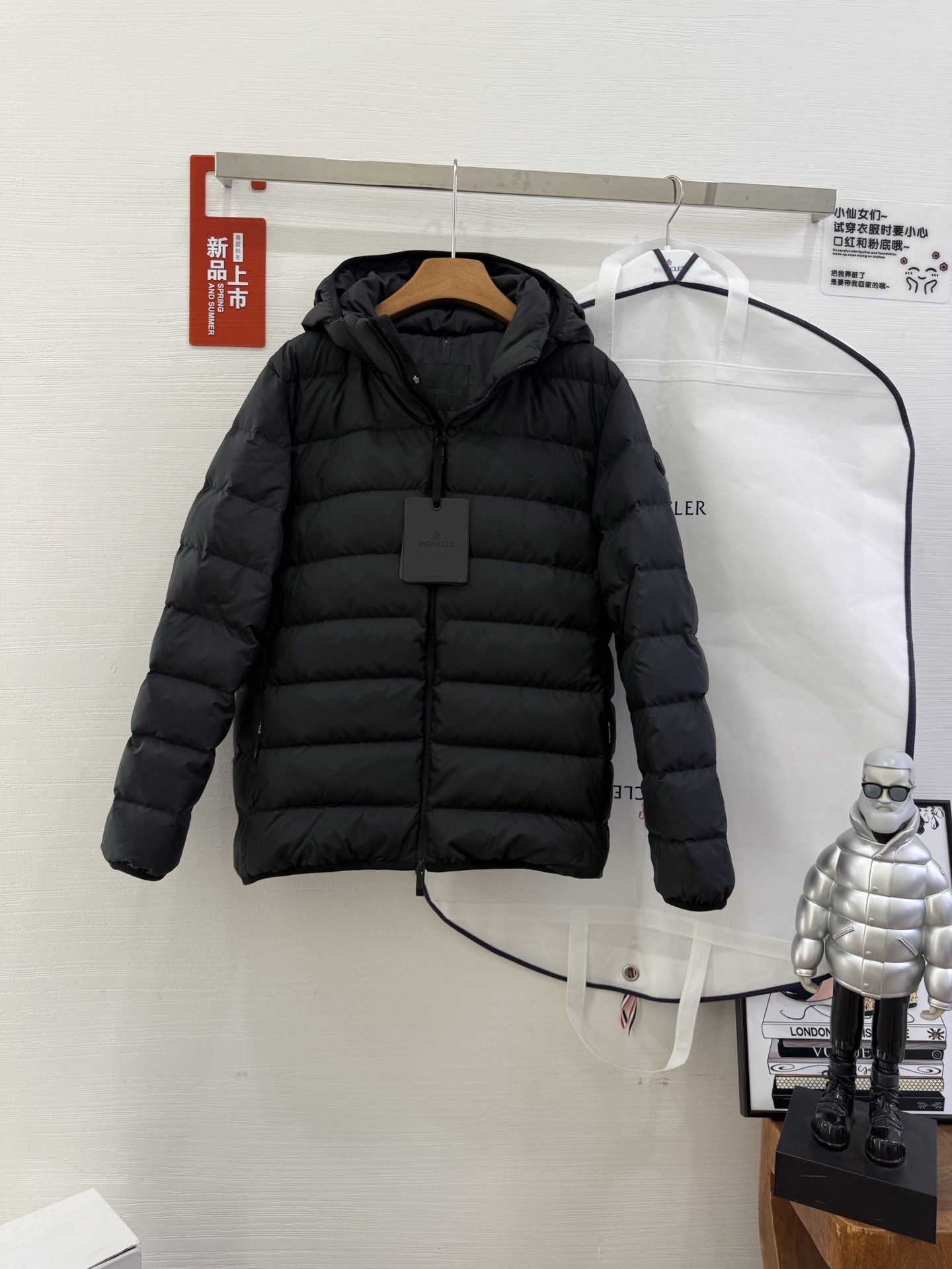 NO:480204,With dust bag Moncler Jeluz Two-way zipper hooded short down jacket jacket Men's SS new arrival, Jeluz men's short removable hood down jacket jacket Jeluz short down jacket is made of soft diamond-proof nylon fabric, combining 90s design inspiration with modern functionality. It is equipped with a practical removable hood to easily cope with different weather and moods. Details are made of fine soft nylon fabric Filled down Removable hood Two-way zipper closure Zipper pocket Elastic cuffs and hem Logo ribbon trim Size 12345,,Moncler, jackets & coats, jackets & coats, down jacket,hats,alexander wang19860909配防尘袋Moncler盟可睐 Jeluz 双向拉链连帽短款羽绒服外套 男款 SS新品到货,Jeluz男士短款可拆卸兜帽羽绒夹克外套 Jeluz短款羽绒夹克采用柔软的防钻绒尼龙面料制成,融合90年 代的设计灵感与现代的功能性.配有实用的可拆卸兜帽,轻松应对不同天气和心情. 详情采用细密柔软尼龙面料制成 填充羽绒 可拆卸兜帽 双向拉链开合 拉链口袋 弹性袖口和下摆 内侧标识缎带饰边 尺码12345,,Moncler,jackets & coats,jackets & coats,down jacket,hats,alexander wang,Women's clothing