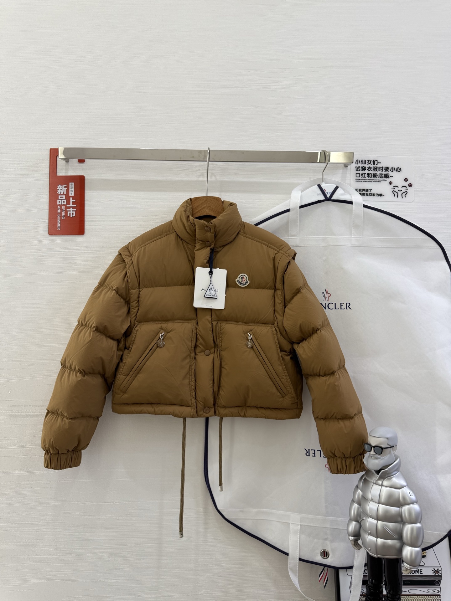NO:477181,With dust bag model number 2516 and 25 spring and summer new Moncler, the new Selle Maillard color, medium-thick down jacket, outlines the slim outline with a classic quilting design, the details of the stand collar enhance the temperament, light and warm. When wearing it in the beginning of spring or winter, one piece can easily control the changing weather. Two colors are selected, the style is free to choose from. Maillard color, beige, and - two high-end colors, suitable for different occasions and styles. Short cut and lengthen the proportions, and small people can also wear long legs!  High-end gooseberry, the choice of quality. Select high-quality gooseberry filling, both fluffy and warmth, light and no burden. The details show the ingenious craftsmanship. Color Maillard color, beige white, size 1234 Size1 2 3 4 (ingenious quality! worry-free and worry-free),, down jacket, alexander wang19860909配防尘袋款号2516、25春夏新款Moncler 新款Selle美拉德色、中厚款款羽绒服,以经典绗缝设计勾勒修身轮廓,立领细节提升气质,轻盈保暖两不误.开春换季或冬日叠穿,一件轻松驾驭多变天气. 二色臻选,风格随心 美拉德色、米白、——二种高级色调,适配不同场合与穿搭风格.短款剪裁拉长比例,小个子也能穿出大长腿！ 高端鹅绒,品质之选 严选优质鹅绒填充,蓬松度与保暖性兼具,轻薄无负担.细节处尽显匠心工艺 颜色美拉德色、米白色,尺码1234 Size1 2 3 4（匠心品质！无忧放心）,,down jacket,alexander wang,Women's clothing