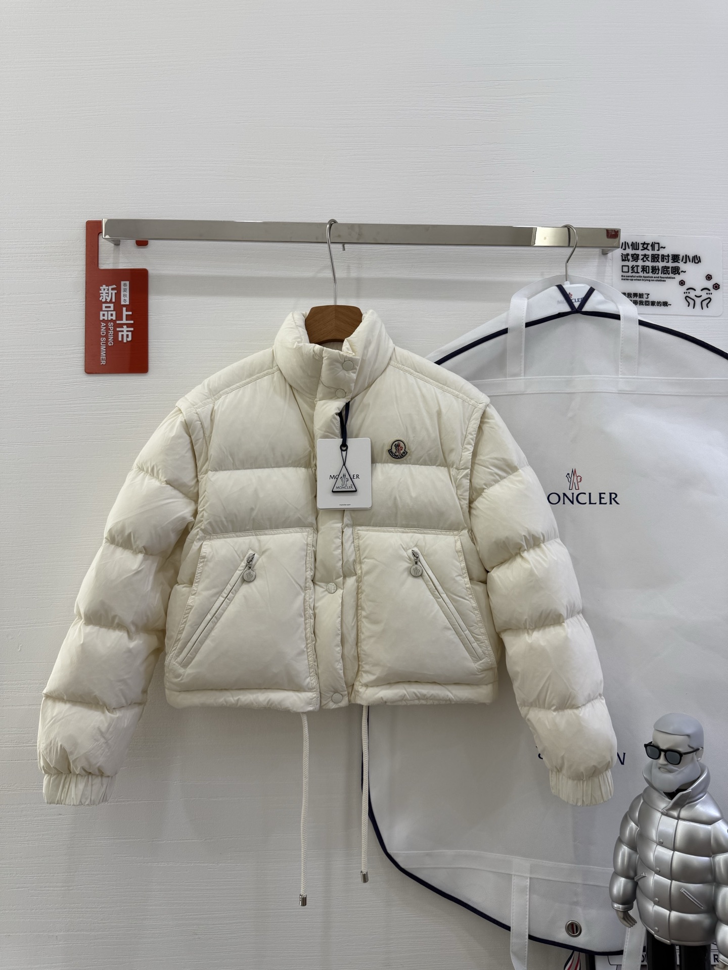 NO:477173,With dust bag 25 spring and summer new Moncler, the new Selle Maillard color, medium-thick down jacket, outlines the slim outline with a classic quilting design, the details of the stand collar enhance the temperament, light and warm. When wearing it in the spring or winter, one piece can easily control the changing weather. Two colors are selected, the style is free to choose from. Maillard color, beige, and - two high-end colors, suitable for different occasions and styles. Short cut and lengthen the proportions, and small people can also wear long legs!  High-end gooseberry, the choice of quality. Select high-quality gooseberry filling, both fluffy and warmth, light and no burden. The details show the ingenious craftsmanship. Color Maillard color, beige white, size 1234 Size1 2 3 4 (ingenious quality! worry-free and worry-free),, down jacket, alexander wang19860909配防尘袋25春夏新款Moncler 新款Selle美拉德色、中厚款款羽绒服,以经典绗缝设计勾勒修身轮廓,立领细节提升气质,轻盈保暖两不误.开春换季或冬日叠穿,一件轻松驾驭多变天气. 二色臻选,风格随心 美拉德色、米白、——二种高级色调,适配不同场合与穿搭风格.短款剪裁拉长比例,小个子也能穿出大长腿！ 高端鹅绒,品质之选 严选优质鹅绒填充,蓬松度与保暖性兼具,轻薄无负担.细节处尽显匠心工艺 颜色美拉德色、米白色,尺码1234 Size1 2 3 4（匠心品质！无忧放心）,,down jacket,alexander wang,Women's clothing