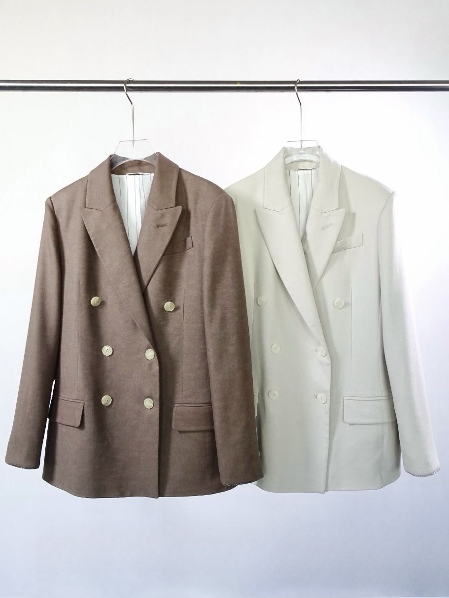 NO:477162,·The delicate and smooth fabric is decorated with horny buttons, which fits with the double-breasted placket, flip pocket and small chest pocket, showing an elegant tailor-made taste. ·The beaded details on the cuffs add a touch of exquisite glory to the pure style.,,alexander wang19860909·细腻、光滑的面料上点缀着角质纽扣,与双排扣开襟、翻盖口袋和小胸袋契合,展现出雅致的裁缝定制品味. ·袖口上的镶珠细节,为纯粹风格添增了一抹精美光彩.,,alexander wang,Women's clothing