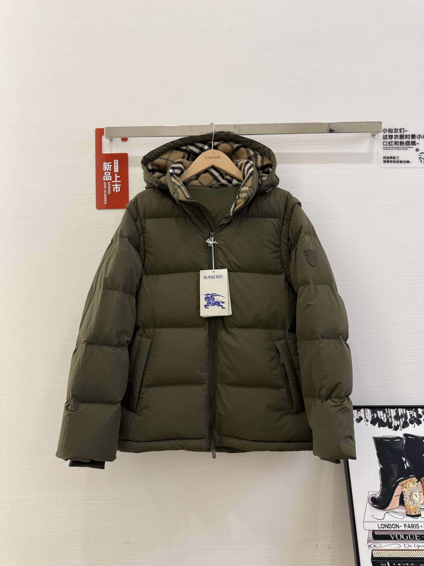NO:480165,With dust bag 2025 Burberry new down jacket, it can be taken off the sleeve, 90 velvet filling, no gallbladder anti-velvet, and comfortable fabric. Men and women same color black, khaki, olive green Size S, M, L, X L, XX L.,,burberry, down jacket, alexander wang19860909配防尘袋2025巴宝莉新款羽绒服出货,可脱袖、90绒填充、无胆防绒,面料舒适.男女同款 颜色黑色、卡其、橄榄绿 尺码S、M、L、X L、XX L.,,burberry,down jacket,alexander wang,Women's clothing