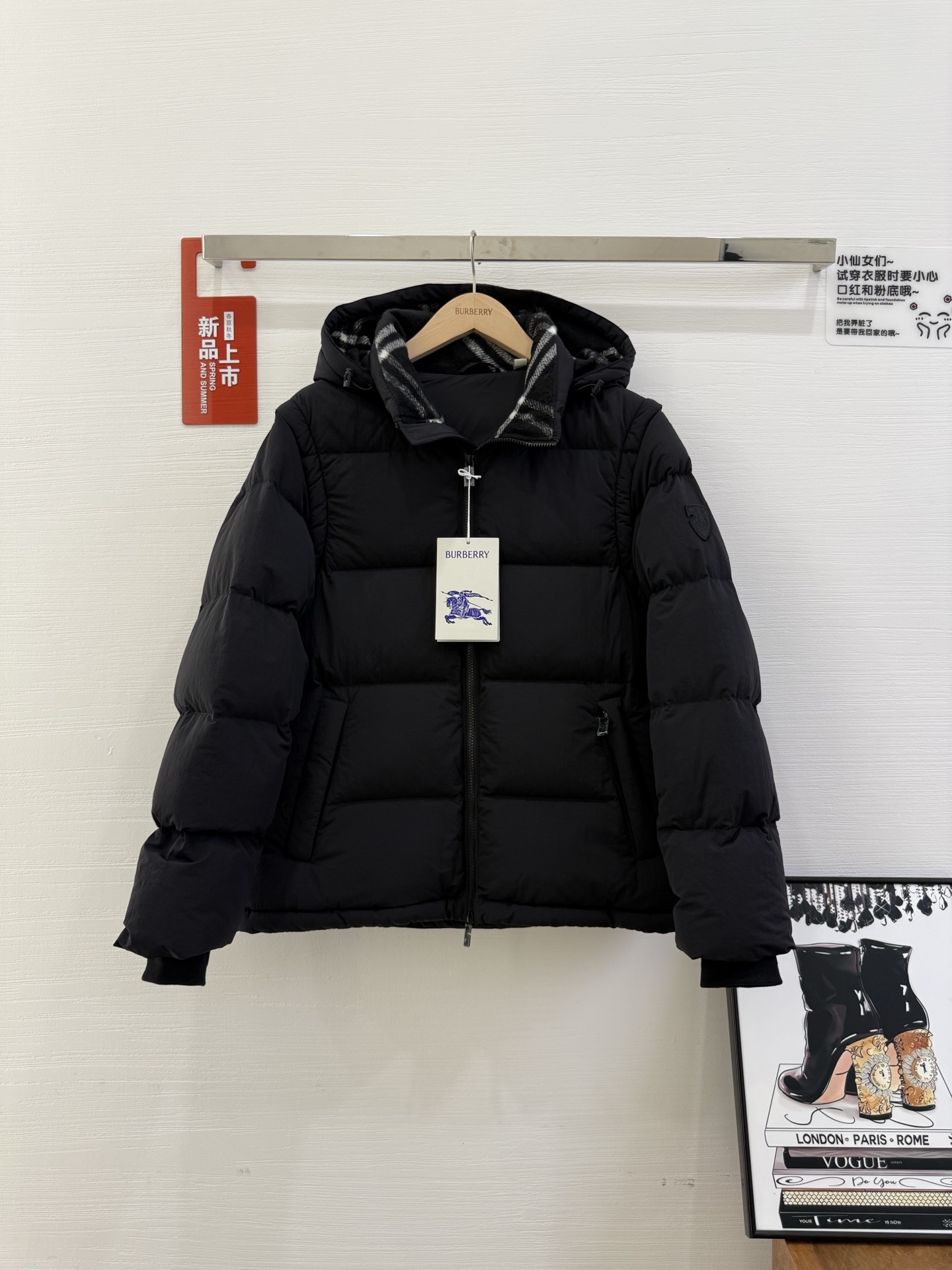 NO:480180,With dust bag 2025 Burberry new down jacket, it can be taken off the sleeve, 90 velvet filling, no gallbladder anti-velvet, and comfortable fabric. Men and women same color black, khaki, olive green Size S, M, L, X L, XX L.,,burberry, down jacket, alexander wang19860909配防尘袋2025巴宝莉新款羽绒服出货,可脱袖、90绒填充、无胆防绒,面料舒适.男女同款 颜色黑色、卡其、橄榄绿 尺码S、M、L、X L、XX L.,,burberry,down jacket,alexander wang,Women's clothing