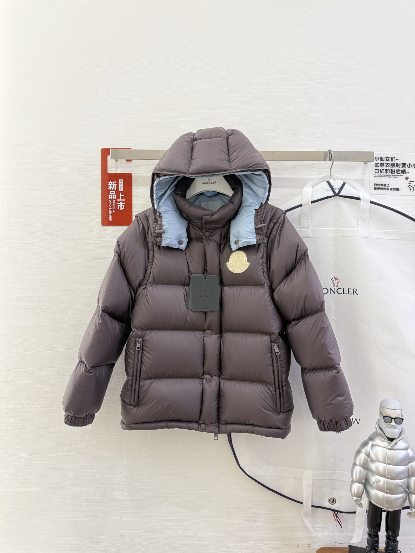 NO:480157,This is the top version of this year with dust bag. Moncler's recommended original single autumn and winter top goose down jacket is the original customized special fabric with excellent texture!  It’s especially recommended that you compare the orders for three stores. The style of one and two clothes, the sleeve-removing mode, the same style for men and women, the top version of the market. The style is casual and stylish!  Lightweight, warm and comfortable!  Original hardware accessories, color brown, black, blue Size 12345,,down jacket,alexander wang19860909配防尘袋今年的顶级版本就这里了 Moncler家推荐原单秋冬顶级鹅绒羽绒服原版定制特面料质感超赞！ 特别鼓,太推荐大家货比三家再下单了. 一衣两穿的版型,脱袖模式, 男女同款,市场顶级版本. 版型随性搭配超时髦！轻盈保暖又舒适！原版五金配件, 颜色棕色,黑色,蓝色 尺码 12345,,down jacket,alexander wang,Women's clothing