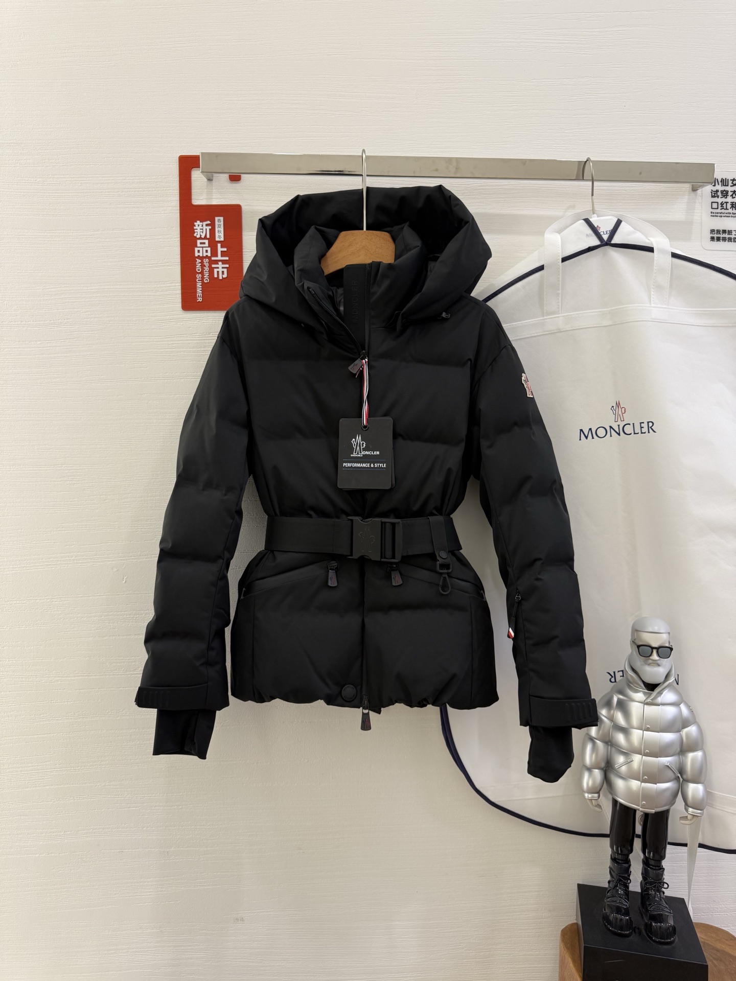 NO:477220,With dust bag 25 autumn and winter MONCLER counter genuine women's TOLIMA skiing system Ready to wear on the ski resort, Tolima down jacket is made of nylon and stretches in four ways to ensure unrestricted movement. This down jacket features a two-layer structure that provides waterproof and windproof effect while helping to adjust body temperature and increase breathability. Designed for the highest peaks, the pink skirt and waterproof zipper can withstand bad weather, while the dedicated ski pass pocket makes the design perfect. Details Made of Stretch Tech nylon Stretch Tech polyester lining Down filling Nylon lining adjustable hood YKK AquaGuard Highly waterproof two-way zipper closure Pocket with YKK AquaGuard Highly waterproof zipper closure Ski pass pocket Elastic straps at the back of the waist  Adjustable and removable belt Windproof Powder skirt Adjustable cuffs Stretch jersey wrist guards Elastic hem Adhesive logo details Size 0123 Colors black, off-white, Skirts, jackets & coats, down jacket,hats,alexander wang19860909配防尘袋25秋冬 MONCLER专柜正品女TOLIMA滑雪系 准备好在滑雪场上穿着,Tolima 羽绒夹克采用尼龙制成,有四种方式伸展,确保活动不受限制.这款羽绒服采用两层结构,提供防水防风效果,同时有助于调节体温并增加透气性.专为最高峰而设计,粉裙和防水拉链可抵御恶劣天气,而专用的滑雪通行证口袋则使设计更加完美. 详 由向弹力科技尼龙制成 弹力科技涤纶衬里 羽绒填充 尼龙衬里可调节兜帽 YKK AquaGuard 高防水双向拉链开合 带 YKK AquaGuard 高度防水拉链开合的口袋 滑雪通行证口袋 腰部后部有松紧带 可调节和可拆卸的腰带 防风防风粉裙 可调节袖口 弹力平纹针织护腕 弹性下摆 粘合徽标细节 码数0123 颜色黑色,米白色,,skirts,jackets & coats,down jacket,hats,alexander wang,Women's clothing