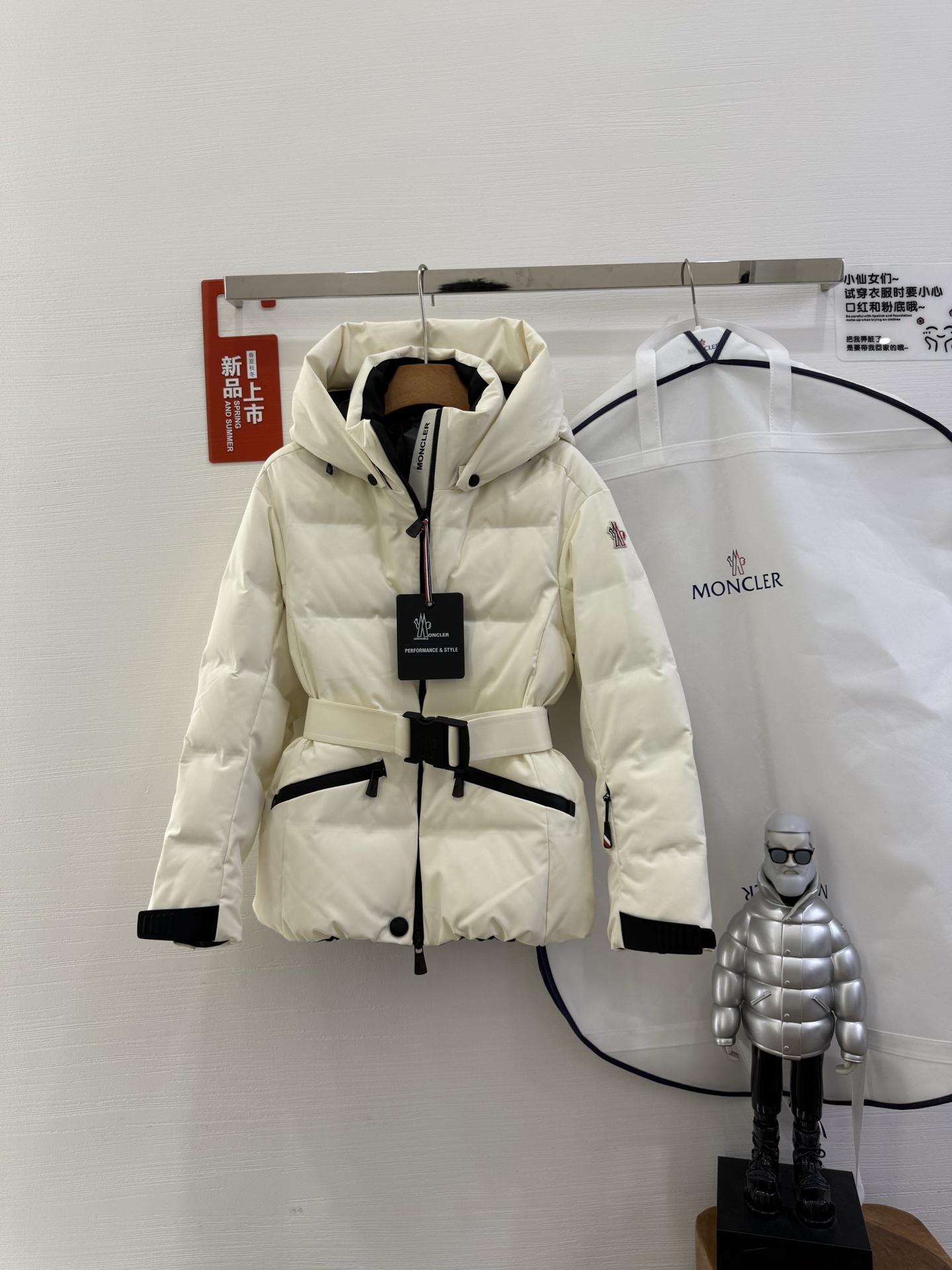 NO:477209,With dust bag 25 autumn and winter MONCLER counter genuine women's TOLIMA skiing system Ready to wear on the ski resort, Tolima down jacket is made of nylon and stretches in four ways to ensure unrestricted movement. This down jacket features a two-layer structure that provides waterproof and windproof effect while helping to adjust body temperature and increase breathability. Designed for the highest peaks, the pink skirt and waterproof zipper can withstand bad weather, while the dedicated ski pass pocket makes the design perfect. Details Made of Stretch Tech nylon Stretch Tech polyester lining Down filling Nylon lining adjustable hood YKK AquaGuard Highly waterproof two-way zipper closure Pocket with YKK AquaGuard Highly waterproof zipper closure Ski pass pocket Elastic straps at the back of the waist  Adjustable and removable belt Windproof Powder skirt Adjustable cuffs Stretch jersey wrist guards Elastic hem Adhesive logo details Size 0123 Colors black, off-white, Skirts, jackets & coats, down jacket,hats,alexander wang19860909配防尘袋25秋冬 MONCLER专柜正品女TOLIMA滑雪系 准备好在滑雪场上穿着,Tolima 羽绒夹克采用尼龙制成,有四种方式伸展,确保活动不受限制.这款羽绒服采用两层结构,提供防水防风效果,同时有助于调节体温并增加透气性.专为最高峰而设计,粉裙和防水拉链可抵御恶劣天气,而专用的滑雪通行证口袋则使设计更加完美. 详 由向弹力科技尼龙制成 弹力科技涤纶衬里 羽绒填充 尼龙衬里可调节兜帽 YKK AquaGuard 高防水双向拉链开合 带 YKK AquaGuard 高度防水拉链开合的口袋 滑雪通行证口袋 腰部后部有松紧带 可调节和可拆卸的腰带 防风防风粉裙 可调节袖口 弹力平纹针织护腕 弹性下摆 粘合徽标细节 码数0123 颜色黑色,米白色,,skirts,jackets & coats,down jacket,hats,alexander wang,Women's clothing