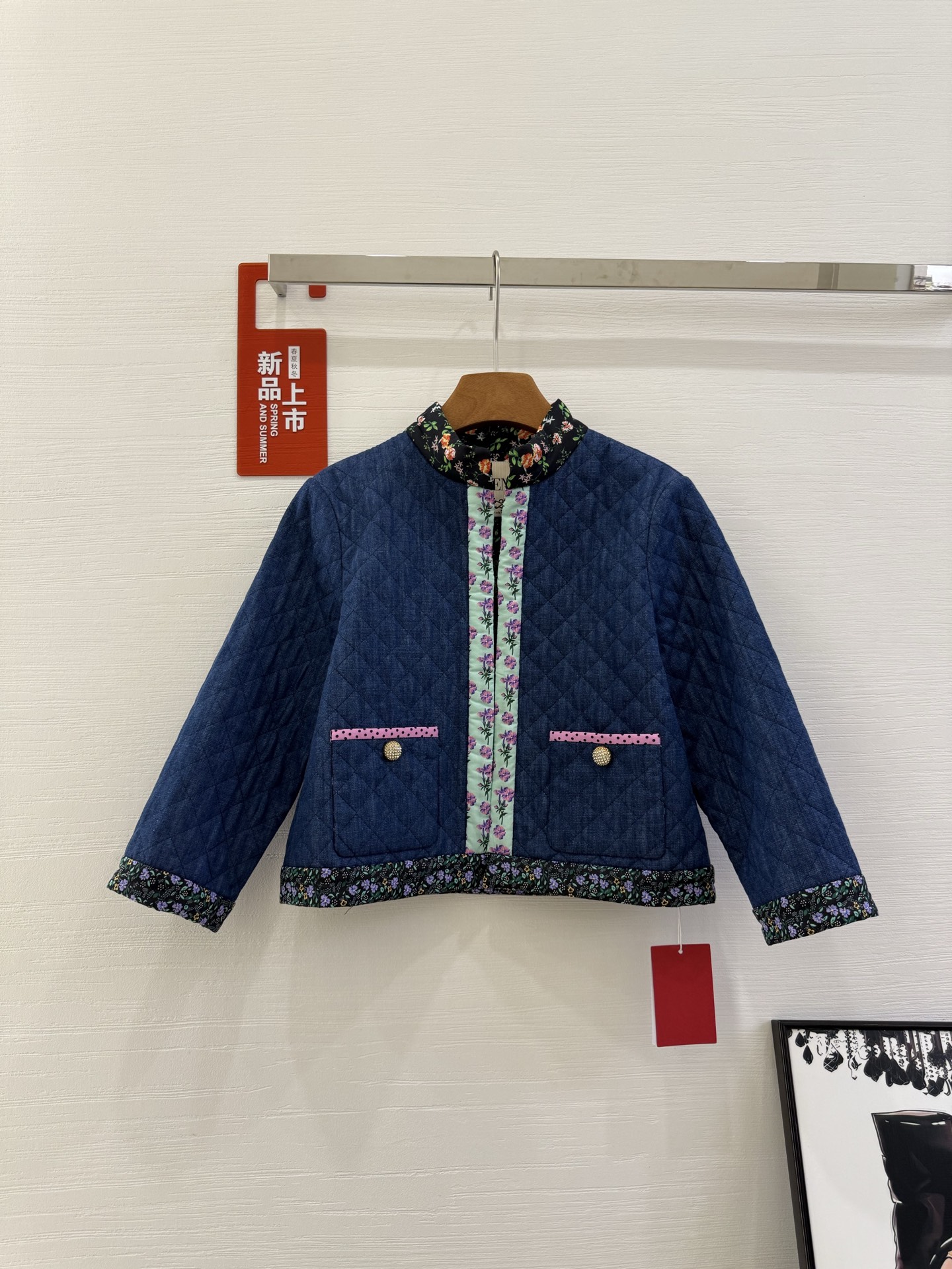 NO:477203,25 Valentino VALENTINO Women's Chambre denim jacket jacket cotton jacket lined with Chambre denim jacket, floral print lace trim, pockets with rhinestone button details, fabric composition cotton, unlined. Size 36, 38, 40, valentino, valentino, jackets & coats, jackets & coats, alexander wang1986090925华伦天奴VALENTINO女士钱布雷牛仔夹克外套棉服,加衬钱布雷牛仔夹克,配以花卉印花边饰,口袋饰有莱茵石纽扣细节,面料成分棉,无衬里. 尺码36、38、40,,valentino,valentino,jackets & coats,jackets & coats,alexander wang,Women's clothing