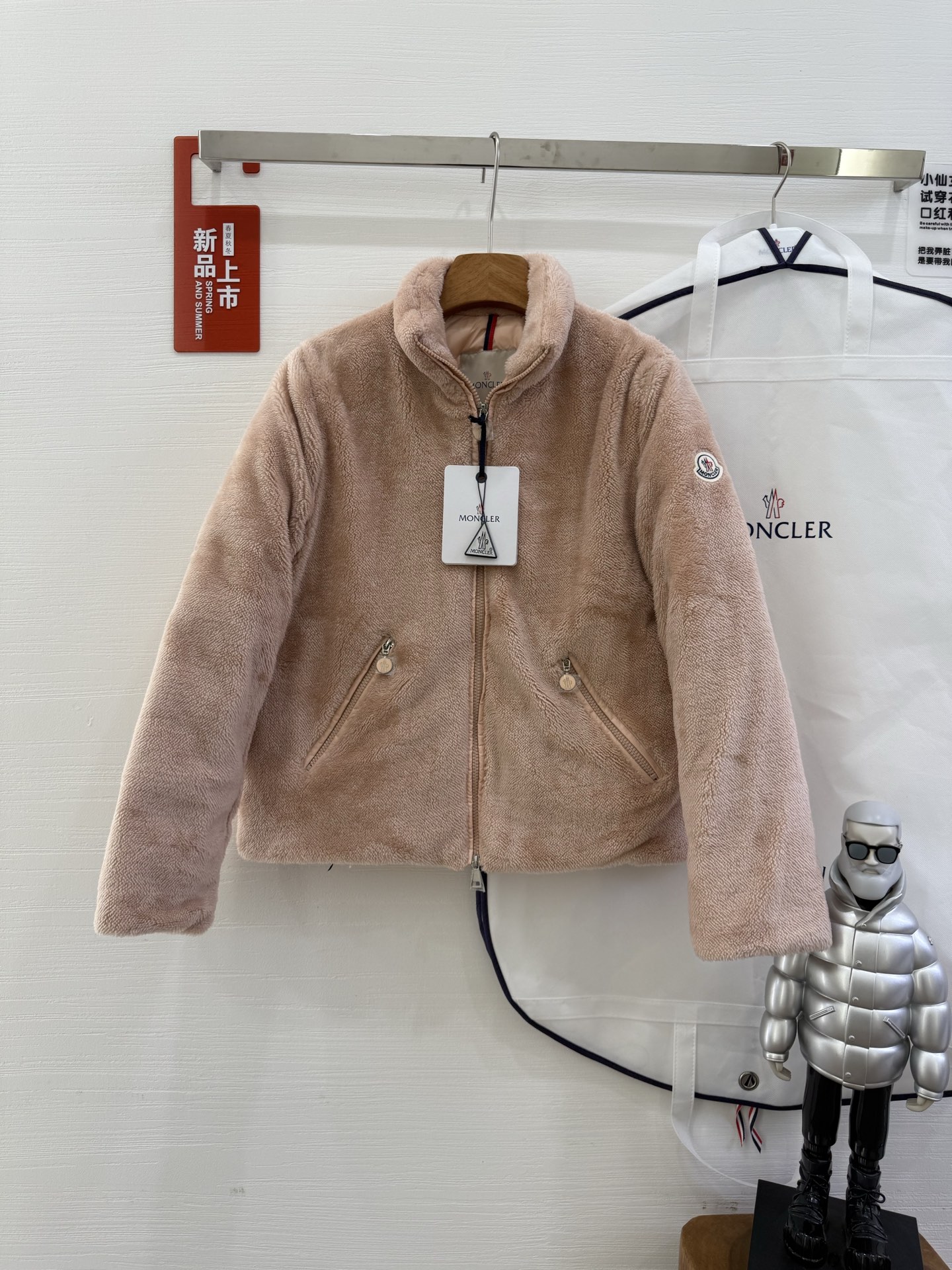 NO:481660,With dust bag Moncler 25 Women's Polignac Teddy Down Down Jacket Polignac Teddy Down Short Down Jacket Polignac is made of Teddy Down Styling fabric, rejuvenating the classic down jacket. Short design, longve saison fabric on the back, keeping warm without heavy. This warm item can be matched with the same series of accessories to create a complete shape, adding texture and dynamic. Colors gray, white, pink Number of 1-2-3-4, Moncler, jackets & coats, jackets & coats, down jacket, alexander wang19860909配防尘袋Moncler 盟可睐 25女士Polignac Teddy泰迪绒羽绒服 Polignac泰迪绒短款羽绒夹克外套 Polignac采用泰迪绒造型面料制成,焕新演绎经典羽绒夹克.短款设计,背面采用longve saison 面料制成,保暖而不厚重.这款保暖单品可与同系列配饰搭配,打造完整造型,增添纹理和动感. 颜色灰色,白色,粉色 码数1-2-3-4,,Moncler,jackets & coats,jackets & coats,down jacket,alexander wang,Women's clothing