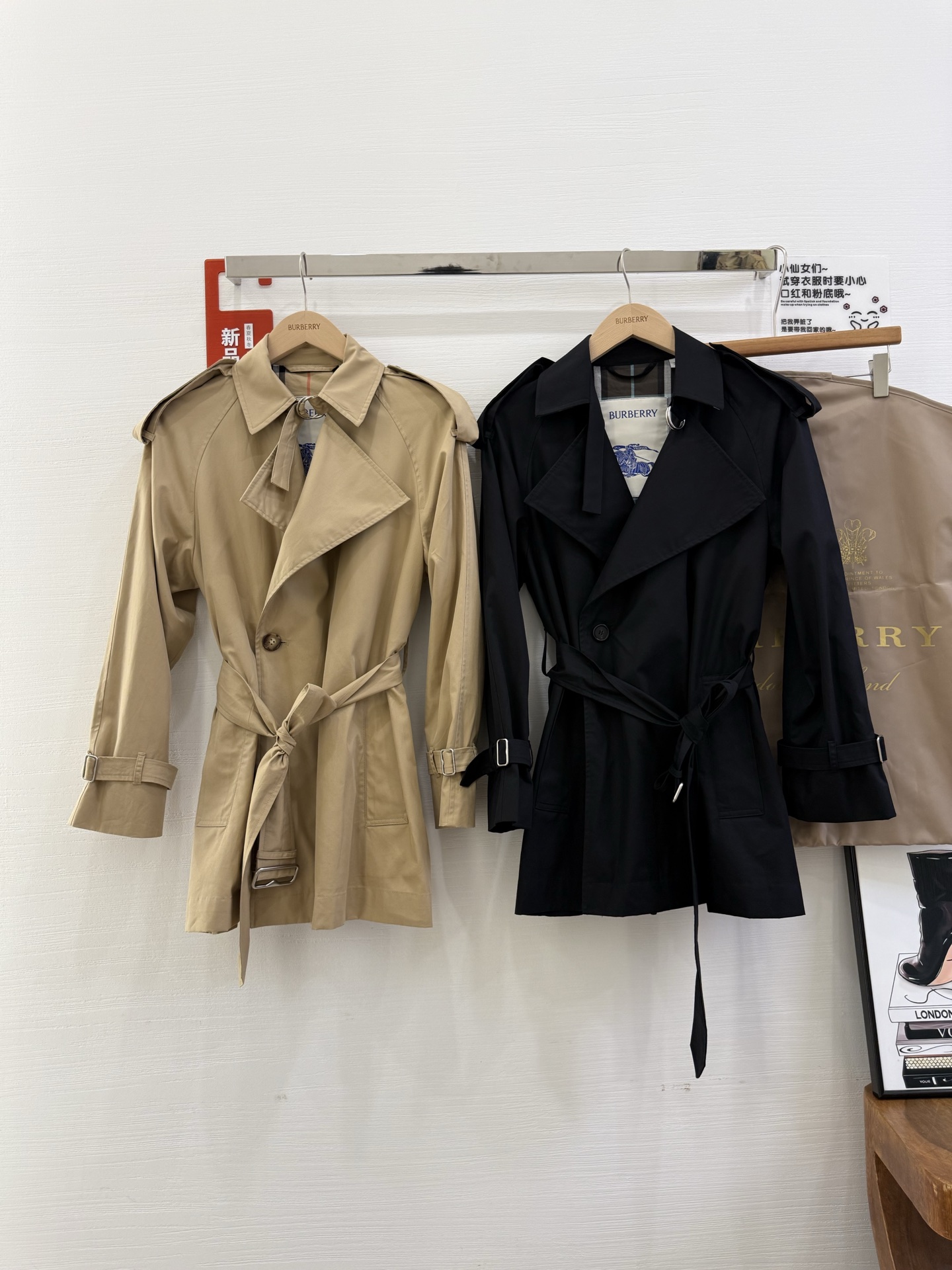 NO:494516,With dust bag BUR cotton Gabadian Trench jacket [BUR ace tip, store treasure] Our family is launched this autumn and winter. Trench jacket, classic elements of eternal plaid. BUR ace channel. It can be said that it is not a level at all. Whether it is material, detail restoration and craftsmanship, you are not afraid of any challenges, just to contribute wonderful products to everyone. The style personally handed down by Riccardo Tisci, chief creative director of BUR, is built on BUR's usual simple and high-standard style. This style is square-cut jacket, using Italian worsted cotton Gabadian fabric, and is classic beige plaid color matching, which is very high-end and restrained, making this jacket feel outstanding in layering. It integrates the Yuan wide version of the lapel and large shoulder trim more prominent!  Whether it is matching, performance, or design, it is obvious and outdated. Classic plaid color matching creativity and traditional style are inclusive and are inclusive, and they are all in the event. The whole fashion show epitomizes the vast and inclusiveness of British culture, redefining Burberry's visual language with classic color style and accessories. Everyone knows that our clothes horn buttons are truly pure natural horn buttons, and of course this one is also configured. They are not the kind of garbage resin buckles sold in the market. The market goods are basically fake at a glance, and they are completely overwhelming in the details. It perfectly demonstrates the presence of the BUR brand and is very recognizable. It is matched with a loose shoulder-length style design. The upper body naturally has the beauty of generous and simple, setting off the exquisite and stylish high-end atmosphere. Whether it is recognizable or personal, it is very in place. It is easy to wear to show the young lady's pursuit of fashion!  !  It is equipped with a buckle belt, which can be adjusted to create a variety of shapes. The overall touch is extremely comfortable and the skin-friendly effect is also excellent. The classic square cut style is very slim!  The perfect outfit effect perfectly meets the needs of various outfit occasions. It is extremely extraordinary, and its grade and charm are extremely outstanding and eye-catching, which can better demonstrate the brand specifications and your pursuit of fashion!  !  We BUR, you know, and look forward to the perfect interpretation of all fans!  !  The colors are honey color and midnight black. The numbers are UK, 6, 8, 10, 12. Please move the size table to view the size table, burberry, jackets & coats, jackets & coats, alexander wang19860909配防尘袋BUR家棉质嘎巴甸Trench夹克风衣【BUR王牌尖货,镇店之宝】 我们家今年秋冬款火热上线了,Trench 夹克,永恒格纹经典元素 BUR王牌渠道 秒杀市面上一切版本 只能说根本就不是一个级别的存在 不管是材质还是细节还原度以及工艺制作方面 不惧任何挑战,只为给大家奉献绝妙产物 BUR首席创意总监 Riccardo Tisci亲自操刀的款式,秉承着BUR一贯的简约高规格风格打造,此款版型 方正的版型量裁外套,采用意大利精纺棉质嘎巴甸面料,典藏米色格纹配色,非常显高级内敛,让这款外套层次感出众.融入元宽版翻领和大号肩饰更显着大方优雅！无论是搭配,性能,还是设计都 是一目了然不过时.经典格纹配色创意与传统风格,兼容并蓄,共襄盛举.整场时装秀缩影了英伦文化的博大包容,以经典颜色风格与配饰重新定义Burberry的视觉语言. 大家都知道我们家衣服牛角扣是真正的纯天然牛角扣了,这款当然也配置了,不是市场卖的那种垃圾树脂扣,市场货基本一眼假,在细节上就完爆市场货. 完美的彰显了BUR品牌的存在感,极具辨识度 搭配宽松落肩版型效果设计 上身自然而然的具备那种大方简约之美 衬托出精致有型的高档气息感 无论辨识度还是个性感都是非常的到位 轻松穿搭出小姐姐对于时尚的追求！！ 配置了扣环腰带,可调节打造多样造型,整体的触感极为舒适,亲肤效果也是极佳,且经典方正裁剪版型非常遮肉修身！完美穿搭效果,完美的符合各种穿搭场合的所需.极为非凡,档次与魅力更是极为的出色亮眼,更能够彰显品牌规格与你对于时尚的追求！！ 我们BUR你懂的,期待各位粉丝的完美演绎！！ 颜色分别蜂蜜色,午夜黑 码数分别是UK、6、8、10、12、尺码数据请移步尺码表查看,,burberry,jackets & coats,jackets & coats,alexander wang,Women's clothing