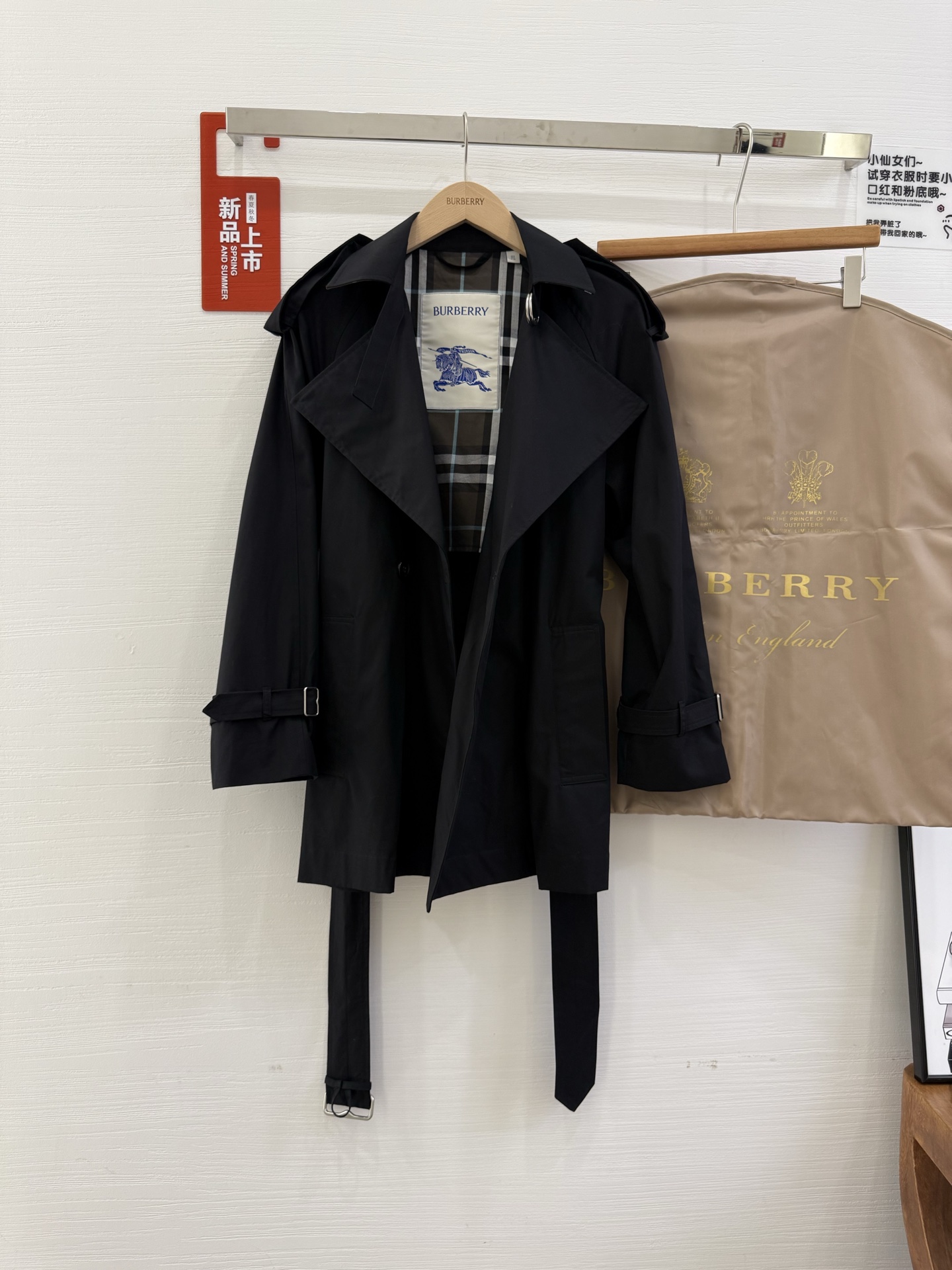 NO:494475,With dust bag BUR cotton Gabadian Trench jacket [BUR ace tip, store treasure] Our family is launched this autumn and winter. Trench jacket, classic elements of eternal plaid. BUR ace channel. It can be said that it is not a level at all. Whether it is material, detail restoration and craftsmanship, you are not afraid of any challenges, just to contribute wonderful products to everyone. The style personally handed down by Riccardo Tisci, chief creative director of BUR, is built on BUR's usual simple and high-standard style. This style is square-cut jacket, using Italian worsted cotton Gabadian fabric, and is classic beige plaid color matching, which is very high-end and restrained, making this jacket feel outstanding in layering. It integrates the Yuan wide version of the lapel and large shoulder trim more prominent!  Whether it is matching, performance, or design, it is obvious and outdated. Classic plaid color matching creativity and traditional style are inclusive and are inclusive, and they are all in the event. The whole fashion show epitomizes the vast and inclusiveness of British culture, redefining Burberry's visual language with classic color style and accessories. Everyone knows that our clothes horn buttons are truly pure natural horn buttons, and of course this one is also configured. They are not the kind of garbage resin buckles sold in the market. The market goods are basically fake at a glance, and they are completely overwhelming in the details. It perfectly demonstrates the presence of the BUR brand and is very recognizable. It is matched with a loose shoulder-length style design. The upper body naturally has the beauty of generous and simple, setting off the exquisite and stylish high-end atmosphere. Whether it is recognizable or personal, it is very in place. It is easy to wear to show the young lady's pursuit of fashion!  !  It is equipped with a buckle belt, which can be adjusted to create a variety of shapes. The overall touch is extremely comfortable and the skin-friendly effect is also excellent. The classic square cut style is very slim!  The perfect outfit effect perfectly meets the needs of various outfit occasions. It is extremely extraordinary, and its grade and charm are extremely outstanding and eye-catching, which can better demonstrate the brand specifications and your pursuit of fashion!  !  We BUR, you know, and look forward to the perfect interpretation of all fans!  !  The colors are honey color and midnight black. The numbers are UK, 6, 8, 10, 12. Please move the size table to view the size table, burberry, jackets & coats, jackets & coats, alexander wang19860909配防尘袋BUR家棉质嘎巴甸Trench夹克风衣【BUR王牌尖货,镇店之宝】 我们家今年秋冬款火热上线了,Trench 夹克,永恒格纹经典元素 BUR王牌渠道 秒杀市面上一切版本 只能说根本就不是一个级别的存在 不管是材质还是细节还原度以及工艺制作方面 不惧任何挑战,只为给大家奉献绝妙产物 BUR首席创意总监 Riccardo Tisci亲自操刀的款式,秉承着BUR一贯的简约高规格风格打造,此款版型 方正的版型量裁外套,采用意大利精纺棉质嘎巴甸面料,典藏米色格纹配色,非常显高级内敛,让这款外套层次感出众.融入元宽版翻领和大号肩饰更显着大方优雅！无论是搭配,性能,还是设计都 是一目了然不过时.经典格纹配色创意与传统风格,兼容并蓄,共襄盛举.整场时装秀缩影了英伦文化的博大包容,以经典颜色风格与配饰重新定义Burberry的视觉语言. 大家都知道我们家衣服牛角扣是真正的纯天然牛角扣了,这款当然也配置了,不是市场卖的那种垃圾树脂扣,市场货基本一眼假,在细节上就完爆市场货. 完美的彰显了BUR品牌的存在感,极具辨识度 搭配宽松落肩版型效果设计 上身自然而然的具备那种大方简约之美 衬托出精致有型的高档气息感 无论辨识度还是个性感都是非常的到位 轻松穿搭出小姐姐对于时尚的追求！！ 配置了扣环腰带,可调节打造多样造型,整体的触感极为舒适,亲肤效果也是极佳,且经典方正裁剪版型非常遮肉修身！完美穿搭效果,完美的符合各种穿搭场合的所需.极为非凡,档次与魅力更是极为的出色亮眼,更能够彰显品牌规格与你对于时尚的追求！！ 我们BUR你懂的,期待各位粉丝的完美演绎！！ 颜色分别蜂蜜色,午夜黑 码数分别是UK、6、8、10、12、尺码数据请移步尺码表查看,,burberry,jackets & coats,jackets & coats,alexander wang,Women's clothing