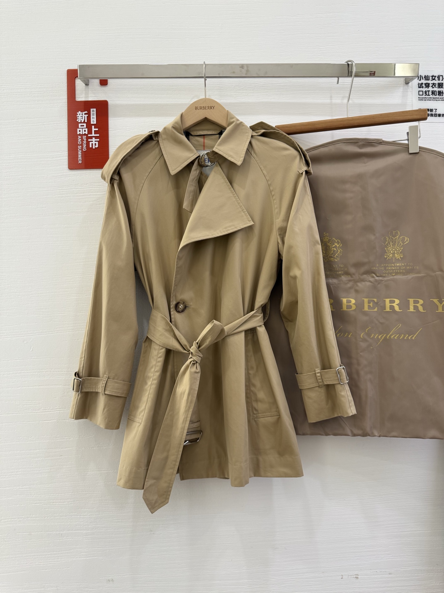 NO:494502,With dust bag BUR cotton Gabadian Trench jacket [BUR ace tip, store treasure] Our family is launched this autumn and winter. Trench jacket, classic elements of eternal plaid. BUR ace channel. It can be said that it is not a level at all. Whether it is material, detail restoration and craftsmanship, you are not afraid of any challenges, just to contribute wonderful products to everyone. The style personally handed down by Riccardo Tisci, chief creative director of BUR, is built on BUR's usual simple and high-standard style. This style is square-cut jacket, using Italian worsted cotton Gabadian fabric, and is classic beige plaid color matching, which is very high-end and restrained, making this jacket feel outstanding in layering. It integrates the Yuan wide version of the lapel and large shoulder trim more prominent!  Whether it is matching, performance, or design, it is obvious and outdated. Classic plaid color matching creativity and traditional style are inclusive and are inclusive, and they are all in the event. The whole fashion show epitomizes the vast and inclusiveness of British culture, redefining Burberry's visual language with classic color style and accessories. Everyone knows that our clothes horn buttons are truly pure natural horn buttons, and of course this one is also configured. They are not the kind of garbage resin buckles sold in the market. The market goods are basically fake at a glance, and they are completely overwhelming in the details. It perfectly demonstrates the presence of the BUR brand and is very recognizable. It is matched with a loose shoulder-length style design. The upper body naturally has the beauty of generous and simple, setting off the exquisite and stylish high-end atmosphere. Whether it is recognizable or personal, it is very in place. It is easy to wear to show the young lady's pursuit of fashion!  !  It is equipped with a buckle belt, which can be adjusted to create a variety of shapes. The overall touch is extremely comfortable and the skin-friendly effect is also excellent. The classic square cut style is very slim!  The perfect outfit effect perfectly meets the needs of various outfit occasions. It is extremely extraordinary, and its grade and charm are extremely outstanding and eye-catching, which can better demonstrate the brand specifications and your pursuit of fashion!  !  We BUR, you know, and look forward to the perfect interpretation of all fans!  !  The colors are honey color and midnight black. The numbers are UK, 6, 8, 10, 12. Please move the size table to view the size table, burberry, jackets & coats, jackets & coats, alexander wang19860909配防尘袋BUR家棉质嘎巴甸Trench夹克风衣【BUR王牌尖货,镇店之宝】 我们家今年秋冬款火热上线了,Trench 夹克,永恒格纹经典元素 BUR王牌渠道 秒杀市面上一切版本 只能说根本就不是一个级别的存在 不管是材质还是细节还原度以及工艺制作方面 不惧任何挑战,只为给大家奉献绝妙产物 BUR首席创意总监 Riccardo Tisci亲自操刀的款式,秉承着BUR一贯的简约高规格风格打造,此款版型 方正的版型量裁外套,采用意大利精纺棉质嘎巴甸面料,典藏米色格纹配色,非常显高级内敛,让这款外套层次感出众.融入元宽版翻领和大号肩饰更显着大方优雅！无论是搭配,性能,还是设计都 是一目了然不过时.经典格纹配色创意与传统风格,兼容并蓄,共襄盛举.整场时装秀缩影了英伦文化的博大包容,以经典颜色风格与配饰重新定义Burberry的视觉语言. 大家都知道我们家衣服牛角扣是真正的纯天然牛角扣了,这款当然也配置了,不是市场卖的那种垃圾树脂扣,市场货基本一眼假,在细节上就完爆市场货. 完美的彰显了BUR品牌的存在感,极具辨识度 搭配宽松落肩版型效果设计 上身自然而然的具备那种大方简约之美 衬托出精致有型的高档气息感 无论辨识度还是个性感都是非常的到位 轻松穿搭出小姐姐对于时尚的追求！！ 配置了扣环腰带,可调节打造多样造型,整体的触感极为舒适,亲肤效果也是极佳,且经典方正裁剪版型非常遮肉修身！完美穿搭效果,完美的符合各种穿搭场合的所需.极为非凡,档次与魅力更是极为的出色亮眼,更能够彰显品牌规格与你对于时尚的追求！！ 我们BUR你懂的,期待各位粉丝的完美演绎！！ 颜色分别蜂蜜色,午夜黑 码数分别是UK、6、8、10、12、尺码数据请移步尺码表查看,,burberry,jackets & coats,jackets & coats,alexander wang,Women's clothing