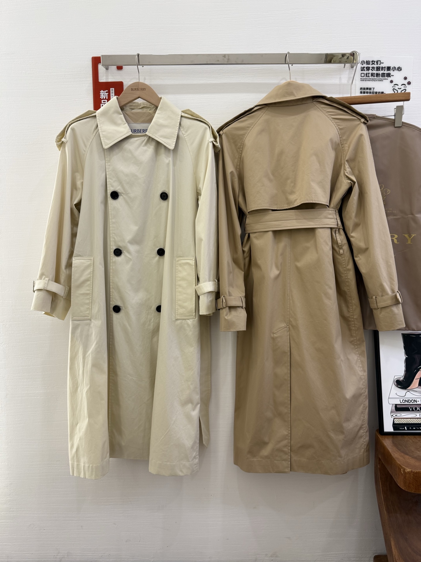 NO:494490,With dust bag Burberry Casford style windbreaker genuine, Hong Kong foreign company's serious export list, king!  !  !  Official replenishment!  !  This will be a single item that Daniel Li will release every season during his tenure. The remaining color schemes are seasonal and white!  This is a trench coat that is ridiculously visible. B-home directed by Daniel Lee's first heavyweight trench coat model Castleford!  I think most of the people who have some research on B's windbreakers should have studied those models. Kensington, Waterloo, Westminster, Chelsea, Camden, each has its own characteristics. To be honest, I once thought that the style of this century-old windbreaker has been finally played. Others have not yet made new innovations. It seems that the B's more classic. In today's fast-paced market, the Heritage series is still so good, which shows how strong the product is. The style is more casual, and I won't talk about the details of the epaulette. You can look at the pictures below and I will also talk about this fabric, which is not the same level as the well-known Gabaden. The fabric selected by Daniel Lee from the brand's archive archive has a texture that is far better than all other styles, and the cost is more than twice as high. Friends who are interested can study it. Buttons and accessories are all specially made versions.  The seasonal color scheme, auxiliary materials and fabrics in the later stage are all different, very similar to the premier version released by car companies now, with many high-end elements piled up and grasped. Size 6-8-10-12,, burberry, burberry, alexander wang19860909配防尘袋burberry巴宝莉卡斯福德版型风衣正品,香港洋行正经出口单,王炸！！！ 官方补货 ！！ 这款会是Daniel Li在任期间每季会出的单品,其余配色seasonal,白色 ！ 这是一款好看到离谱的风衣 B家 directed by Daniel Lee第一个重磅风衣款 Castleford ！ 我想大部分对B家风衣有点研究的,应该都对那几个型号有所研究, 肯辛顿,滑铁卢,威斯敏斯特,切尔西,卡姆登,各有各的特色,说真的我也曾经觉得这百年风衣版型算是玩到头了,别家没年推陈出新,看来看去还是B家的更经典,在如今这个快节奏的市场,Heritage系列还是卖的如此之好,可见产品力有多硬. 版型更为casual, 肩章细节我就不多说了,你们看后面的图,还要特别拿出来说一下的就是这面料,和原来大家熟知的嘎巴甸不是一个级别, Daniel Lee从品牌的archive档案馆中选中的面料,质感远胜所有其他款式,成本高上不止一倍,有兴趣的朋友可以研究一下.钮扣和辅料全部都是特制版本, 后期的seasonal配色,辅料,面料都是不同的, 非常像现在车企出的先行版,众多高级元素堆砌,把握了.尺码6-8-10-12,,,burberry,burberry,alexander wang,Women's clothing