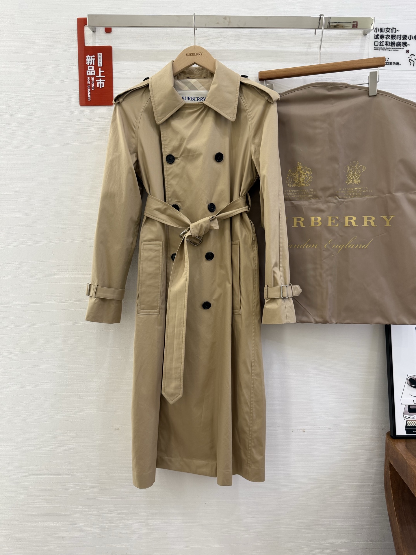 NO:494530,With dust bag Burberry Casford style windbreaker genuine, Hong Kong foreign company's serious export list, king!  !  !  Official replenishment!  !  This will be a single item that Daniel Li will release every season during his tenure. The remaining color schemes are seasonal and white!  This is a trench coat that is ridiculously visible. B-home directed by Daniel Lee's first heavyweight trench coat model Castleford!  I think most of the people who have some research on B's windbreakers should have studied those models. Kensington, Waterloo, Westminster, Chelsea, Camden, each has its own characteristics. To be honest, I once thought that the style of this century-old windbreaker has been finally played. Others have not yet made new innovations. It seems that the B's more classic. In today's fast-paced market, the Heritage series is still so good, which shows how strong the product is. The style is more casual, and I won't talk about the details of the epaulette. You can look at the pictures below and I will also talk about this fabric, which is not the same level as the well-known Gabaden. The fabric selected by Daniel Lee from the brand's archive archive has a texture that is far better than all other styles, and the cost is more than twice as high. Friends who are interested can study it. Buttons and accessories are all specially made versions.  The seasonal color scheme, auxiliary materials and fabrics in the later stage are all different, very similar to the premier version released by car companies now, with many high-end elements piled up and grasped. Size 6-8-10-12,, burberry, burberry, alexander wang19860909配防尘袋burberry巴宝莉卡斯福德版型风衣正品,香港洋行正经出口单,王炸！！！ 官方补货 ！！ 这款会是Daniel Li在任期间每季会出的单品,其余配色seasonal,白色 ！ 这是一款好看到离谱的风衣 B家 directed by Daniel Lee第一个重磅风衣款 Castleford ！ 我想大部分对B家风衣有点研究的,应该都对那几个型号有所研究, 肯辛顿,滑铁卢,威斯敏斯特,切尔西,卡姆登,各有各的特色,说真的我也曾经觉得这百年风衣版型算是玩到头了,别家没年推陈出新,看来看去还是B家的更经典,在如今这个快节奏的市场,Heritage系列还是卖的如此之好,可见产品力有多硬. 版型更为casual, 肩章细节我就不多说了,你们看后面的图,还要特别拿出来说一下的就是这面料,和原来大家熟知的嘎巴甸不是一个级别, Daniel Lee从品牌的archive档案馆中选中的面料,质感远胜所有其他款式,成本高上不止一倍,有兴趣的朋友可以研究一下.钮扣和辅料全部都是特制版本, 后期的seasonal配色,辅料,面料都是不同的, 非常像现在车企出的先行版,众多高级元素堆砌,把握了.尺码6-8-10-12,,,burberry,burberry,alexander wang,Women's clothing