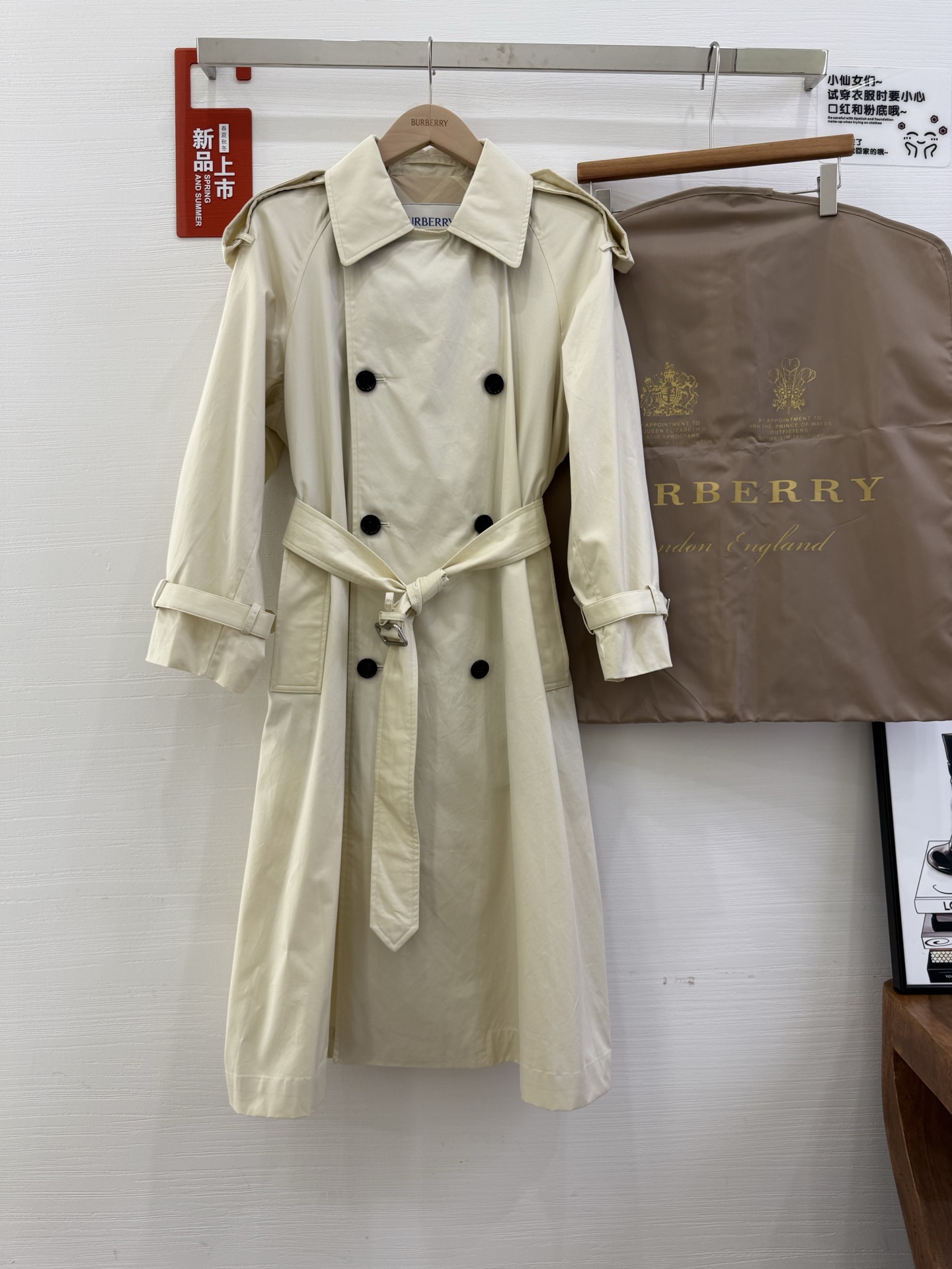 NO:494476,With dust bag Burberry Casford style windbreaker genuine, Hong Kong foreign company's serious export list, king!  !  !  Official replenishment!  !  This will be a single item that Daniel Li will release every season during his tenure. The remaining color schemes are seasonal and white!  This is a trench coat that is ridiculously visible. B-home directed by Daniel Lee's first heavyweight trench coat model Castleford!  I think most of the people who have some research on B's windbreakers should have studied those models. Kensington, Waterloo, Westminster, Chelsea, Camden, each has its own characteristics. To be honest, I once thought that the style of this century-old windbreaker has been finally played. Others have not yet made new innovations. It seems that the B's more classic. In today's fast-paced market, the Heritage series is still so good, which shows how strong the product is. The style is more casual, and I won't talk about the details of the epaulette. You can look at the pictures below and I will also talk about this fabric, which is not the same level as the well-known Gabaden. The fabric selected by Daniel Lee from the brand's archive archive has a texture that is far better than all other styles, and the cost is more than twice as high. Friends who are interested can study it. Buttons and accessories are all specially made versions.  The seasonal color scheme, auxiliary materials and fabrics in the later stage are all different, very similar to the premier version released by car companies now, with many high-end elements piled up and grasped. Size 6-8-10-12,, burberry, burberry, alexander wang19860909配防尘袋burberry巴宝莉卡斯福德版型风衣正品,香港洋行正经出口单,王炸！！！ 官方补货 ！！ 这款会是Daniel Li在任期间每季会出的单品,其余配色seasonal,白色 ！ 这是一款好看到离谱的风衣 B家 directed by Daniel Lee第一个重磅风衣款 Castleford ！ 我想大部分对B家风衣有点研究的,应该都对那几个型号有所研究, 肯辛顿,滑铁卢,威斯敏斯特,切尔西,卡姆登,各有各的特色,说真的我也曾经觉得这百年风衣版型算是玩到头了,别家没年推陈出新,看来看去还是B家的更经典,在如今这个快节奏的市场,Heritage系列还是卖的如此之好,可见产品力有多硬. 版型更为casual, 肩章细节我就不多说了,你们看后面的图,还要特别拿出来说一下的就是这面料,和原来大家熟知的嘎巴甸不是一个级别, Daniel Lee从品牌的archive档案馆中选中的面料,质感远胜所有其他款式,成本高上不止一倍,有兴趣的朋友可以研究一下.钮扣和辅料全部都是特制版本, 后期的seasonal配色,辅料,面料都是不同的, 非常像现在车企出的先行版,众多高级元素堆砌,把握了.尺码6-8-10-12,,,burberry,burberry,alexander wang,Women's clothing