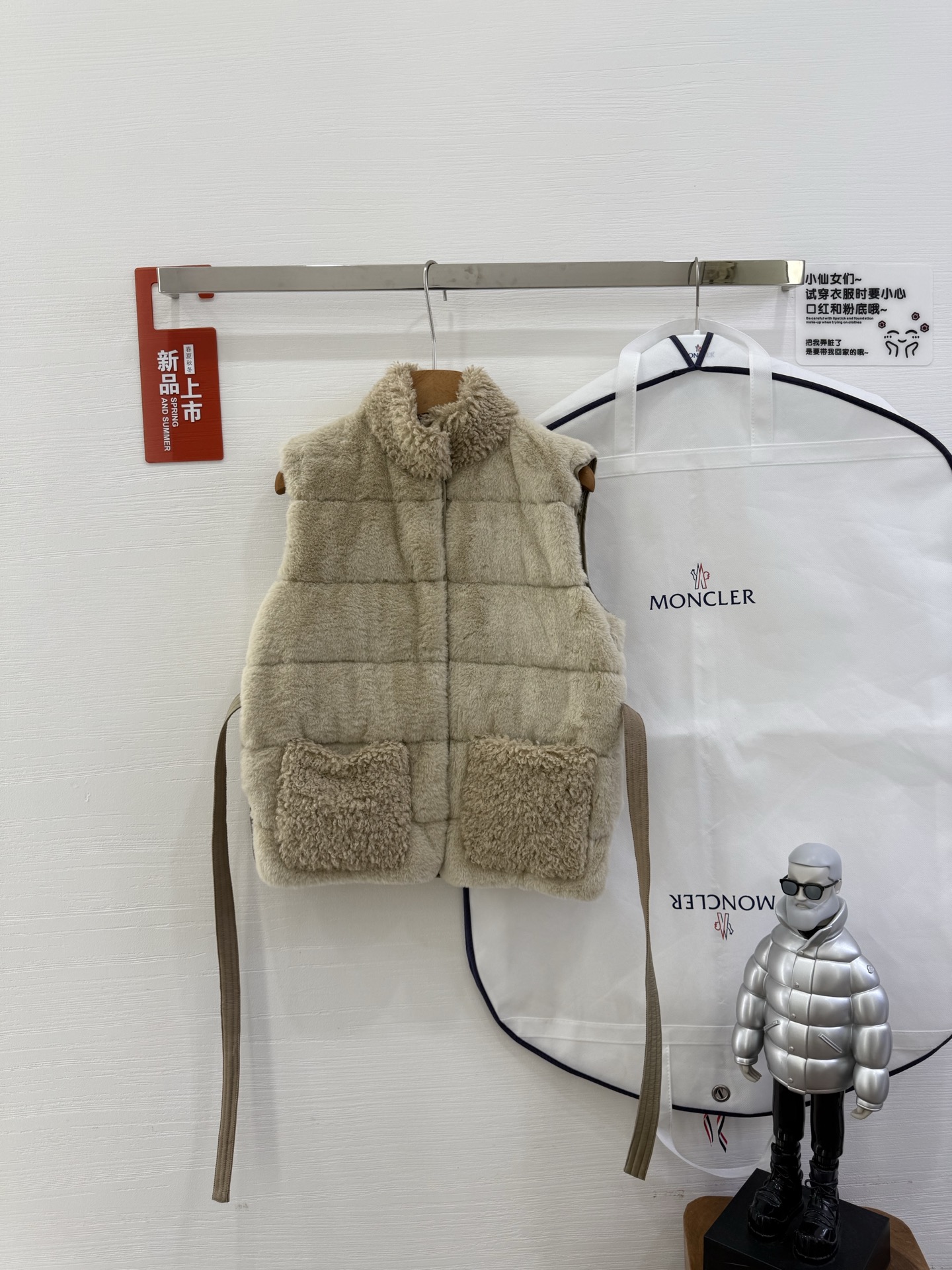 NO:481631,With dust bag 25Moncler Ms. Joui women's synthetic materials and Teddy down vests, Joui down vests are made of synthetic materials to interpret classic styles in exquisite styles. They are matched with Teddy down style details and blend different finishes. This warm item is equipped with a removable belt that highlights the body curve and adds a soft atmosphere to the cold weather. Size 012, Moncler, down jacket, alexander wang19860909配防尘袋 25Moncler盟可睐 Joui女士合成材料和泰迪绒羽绒马甲,Joui羽绒马甲采用合成材料制成,以精美风格演绎经典款式.搭配泰迪绒风格细节,融合不同饰面.这款保暖单品配有可拆卸腰带,可突显身形曲线,为寒冷天气造型增添柔美气息. 尺码012,,Moncler,down jacket,alexander wang,Women's clothing