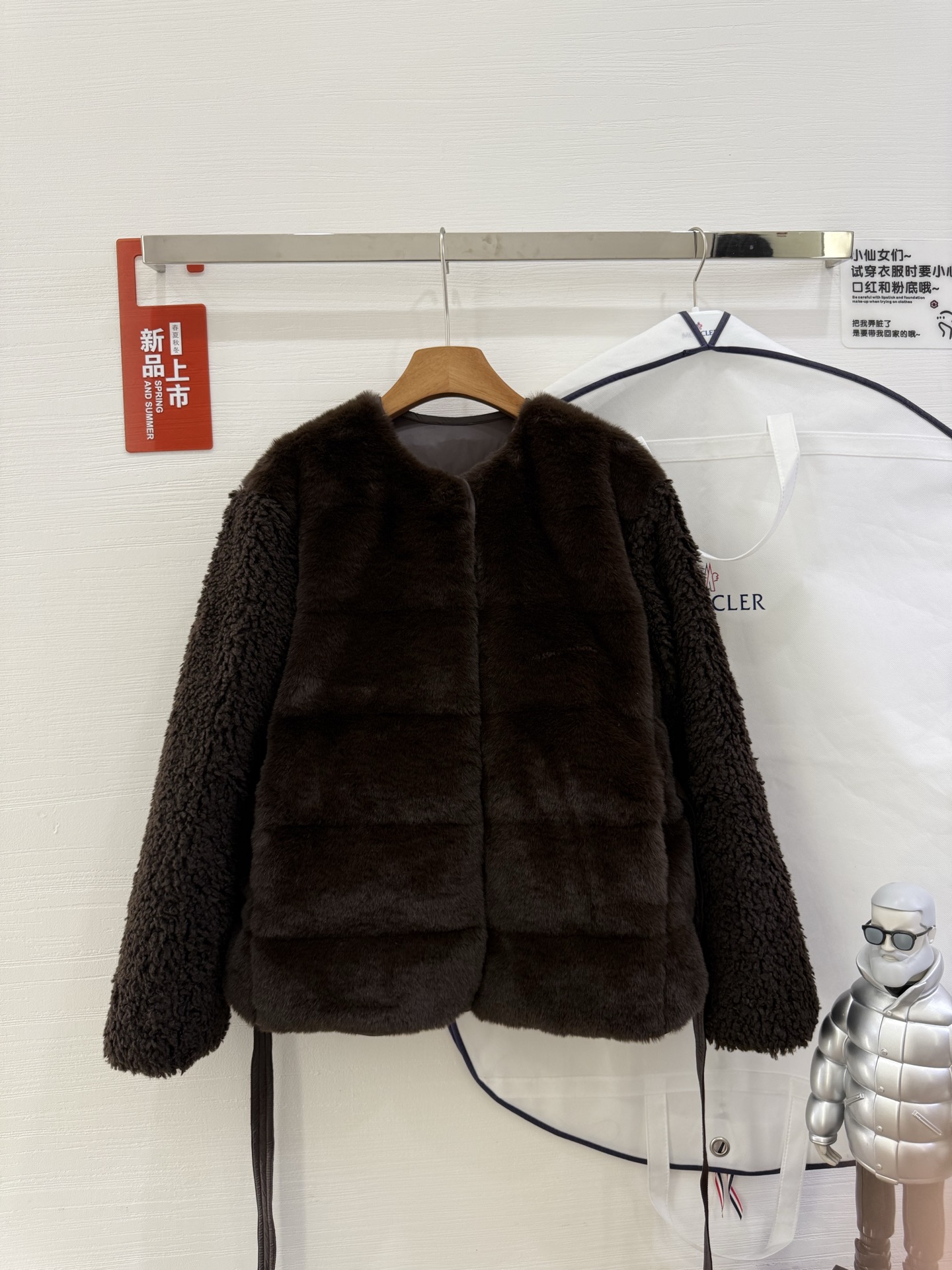 NO:481617,With dust bag 25Moncler Jouillat Synthetic Materials and Teddy Down Short Down Jacket Women's Jacket Jouillat Short Down Jackets with exquisite texture to create a cold weather style, from day to night, easily deal with. This warmth item is made of synthetic materials to bring a warm and soft wearing experience. The collarless and waist-hugging belt design outlines a soft silhouette. Teddy Down Size SMLXL, Moncler, Jackets & Coats, Jackets & Coats, down jacket, alexander wang19860909配防尘袋 25Moncler盟可睐 Jouillat合成材料和泰迪绒短款羽绒服女款夹克外套 Jouillat短款羽绒夹克以精美质感打造寒冷天气造型,从白天到夜晚,皆可轻松应对.这款保暖单品采用合成材料制成,带来温暖柔软的穿着体验.无领和收腰腰带设计,勾勒柔美廓形. 款号泰迪绒款 尺码SMLXL,,Moncler,jackets & coats,jackets & coats,down jacket,alexander wang,Women's clothing