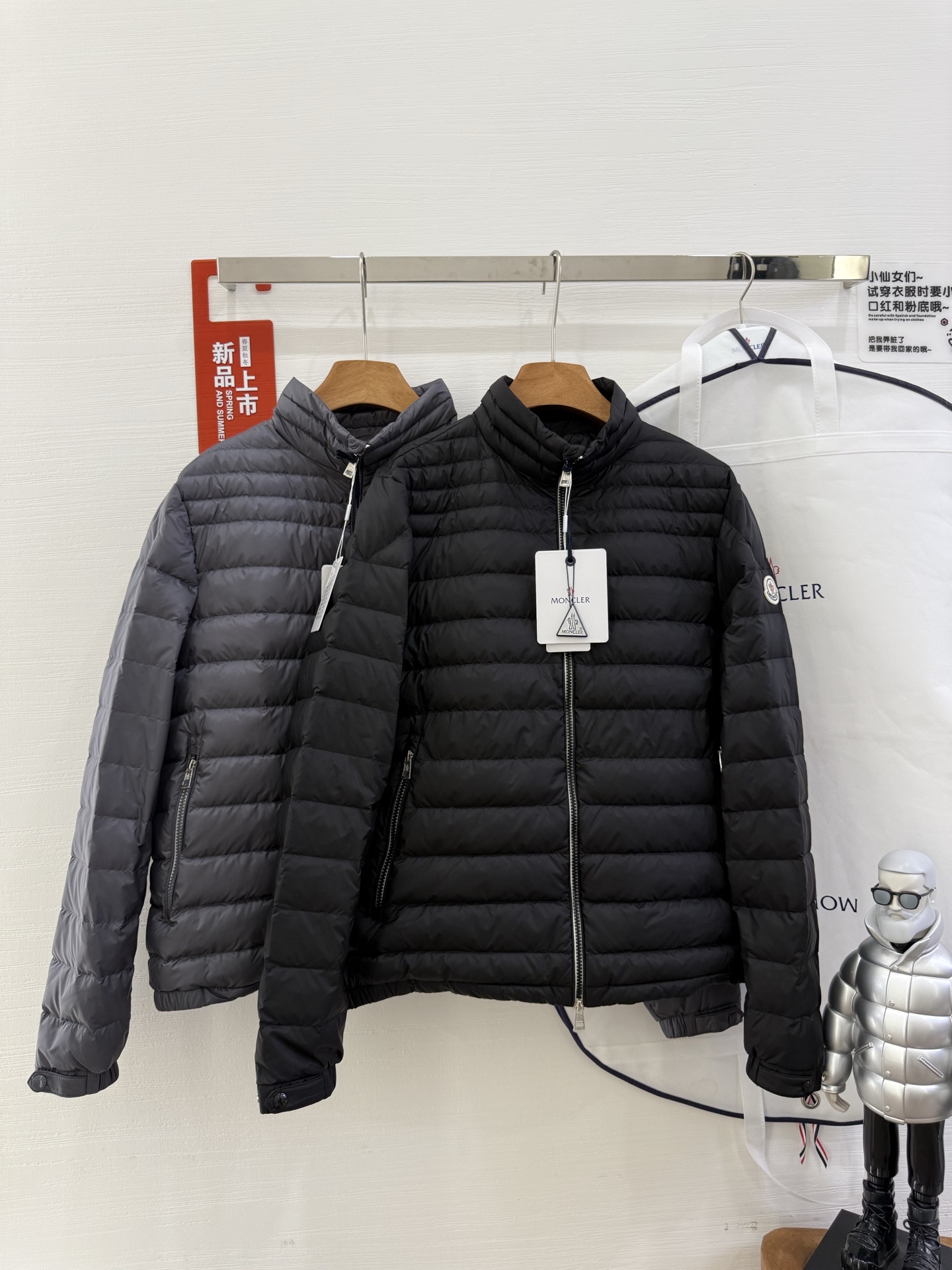 NO:499141,With dust bag 25 Moncler, Arnique men's short down jacket, thin down jacket, Arnique short down jacket is light and warm, made of longue saison fabric. This functional nylon fabric is warm without being heavy. This down jacket has square quilting of different sizes, which helps to bring a light texture. Classic styling, can be easily matched with urban casual wear, or worn as a sports jacket for outdoor activities. 90 white duck down filling Size 12345 Color black grey, Moncler, jackets & coats, jackets & coats, down jacket, alexander wang19860909配防尘袋25Moncler盟可睐Arnique男士短款羽绒夹克外套轻薄羽绒服,Arnique短款羽绒夹克轻盈保暖,采用longue saison面料制成.这种功能性尼龙面料保暖而不显厚重.此款羽绒服饰有尺寸不一的方格块绗缝,有助于带来轻盈质地.经典版型设计,可轻松搭配城市休闲装,或作为户外活动的运动外套穿着.90白鸭绒填充 尺码12345 颜色黑色 灰色,,Moncler,jackets & coats,jackets & coats,down jacket,alexander wang,Women's clothing
