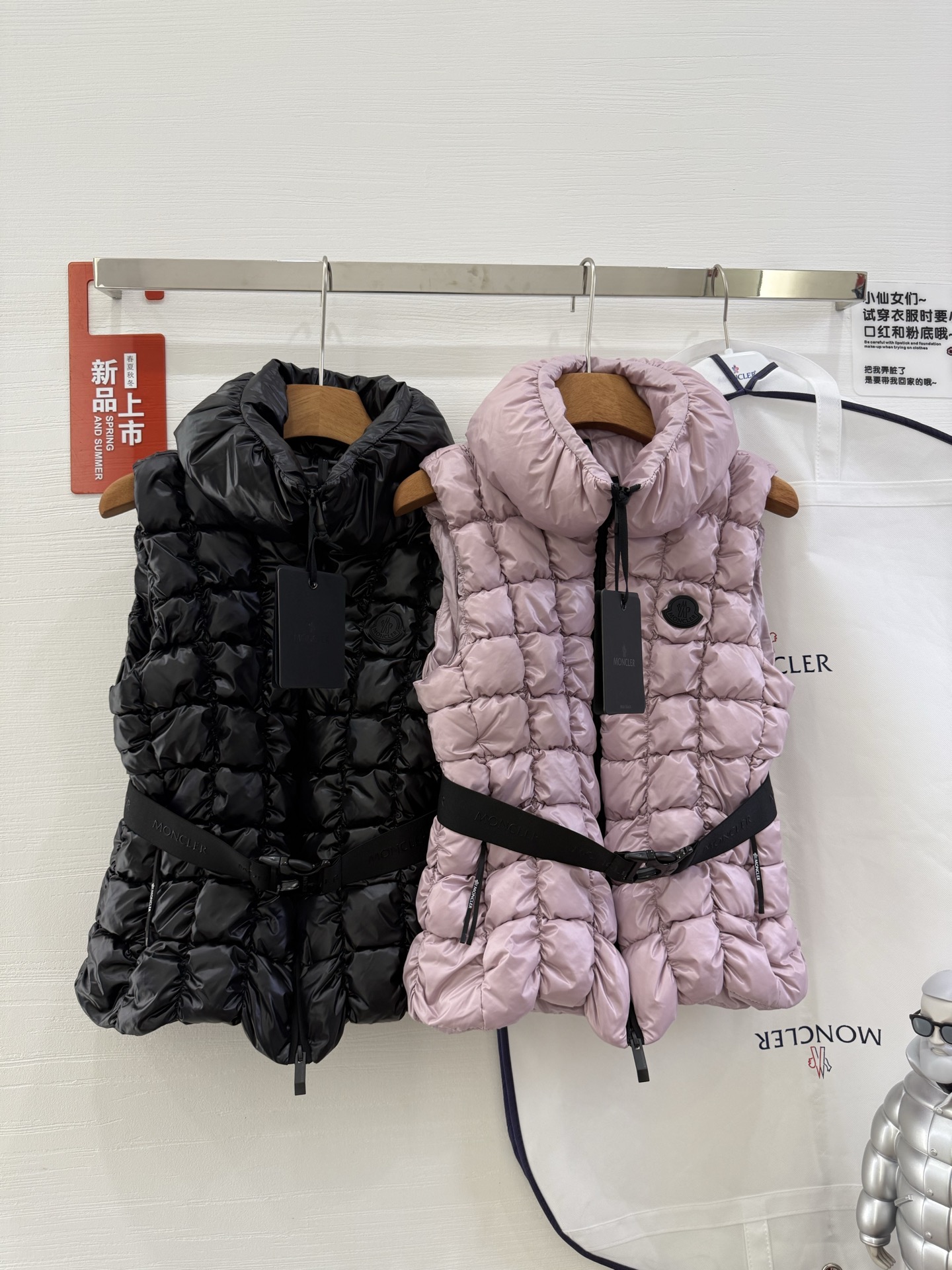 NO:496043,With dust bag Moncler Mengke La new product Emilion women's square quilted down vest, Emilion down vest interprets geometric quilting in square patterns to show the eye-catching design. Made of nylon laque fabric, paired with elastic belt, highlighting the horn-shaped silhouette. Size Color Black Purple, Moncler, down jacket, alexander wang19860909配防尘袋 Moncler盟可睐 新品 Emilion女士方形绗缝羽绒马甲,Emilion羽绒马甲以方形图案演绎几何绗缝,展现瞩目设计.采用nylon laque面料制成,搭配弹性腰带,突显喇叭型廓形. 尺码 颜色黑色 紫色,,Moncler,down jacket,alexander wang,Women's clothing