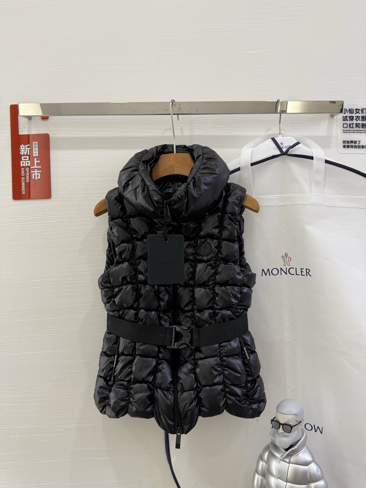 NO:496033,With dust bag Moncler Mengke La new product Emilion women's square quilted down vest, Emilion down vest interprets geometric quilting in square patterns to show the eye-catching design. Made of nylon laque fabric, paired with elastic belt, highlighting the horn-shaped silhouette. Size Color Black Purple, Moncler, down jacket, alexander wang19860909配防尘袋 Moncler盟可睐 新品 Emilion女士方形绗缝羽绒马甲,Emilion羽绒马甲以方形图案演绎几何绗缝,展现瞩目设计.采用nylon laque面料制成,搭配弹性腰带,突显喇叭型廓形. 尺码 颜色黑色 紫色,,Moncler,down jacket,alexander wang,Women's clothing
