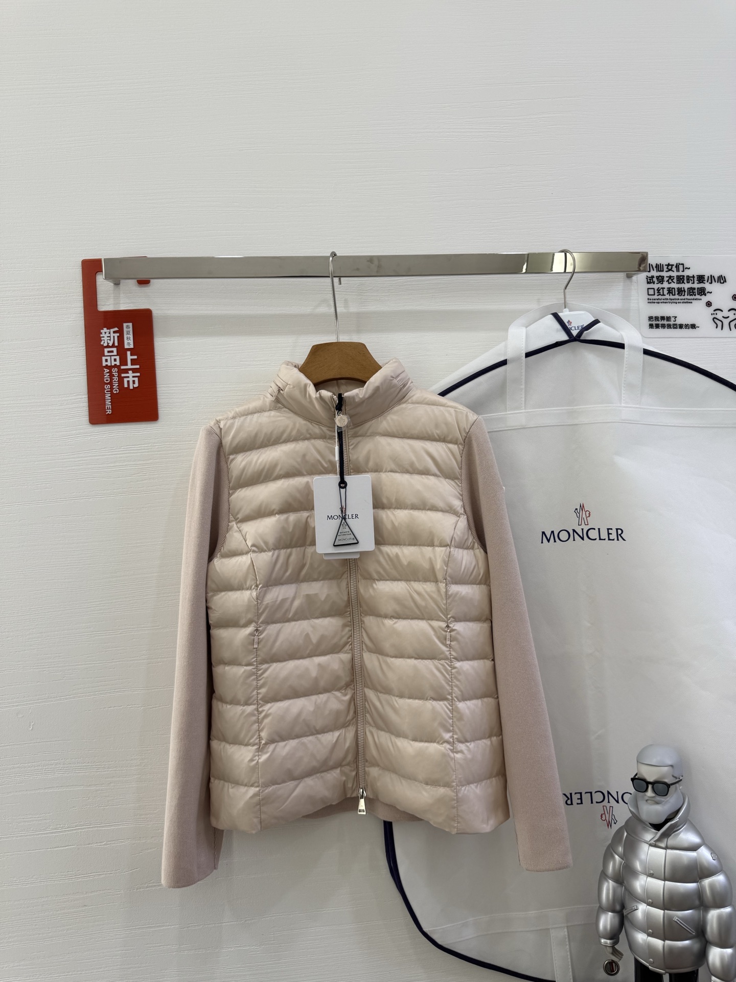 NO:484350,With dust bag Moncler covert 25 women's invisible hat stand collar splicing down jacket, the style is versatile and not picky. The same style for men and women, the original customized national standard 90 white goose down filling!  Color black white pink S-M-L, Moncler, down jacket,hats,alexander wang19860909配防尘袋Moncler蒙口25女款隐形帽立领拼接羽绒服,版型百搭不挑人.男女同款,原版定制国标90白鹅绒填充！ 颜色黑色 白色 粉色 码数S-M-L,,Moncler,down jacket,hats,alexander wang,Women's clothing