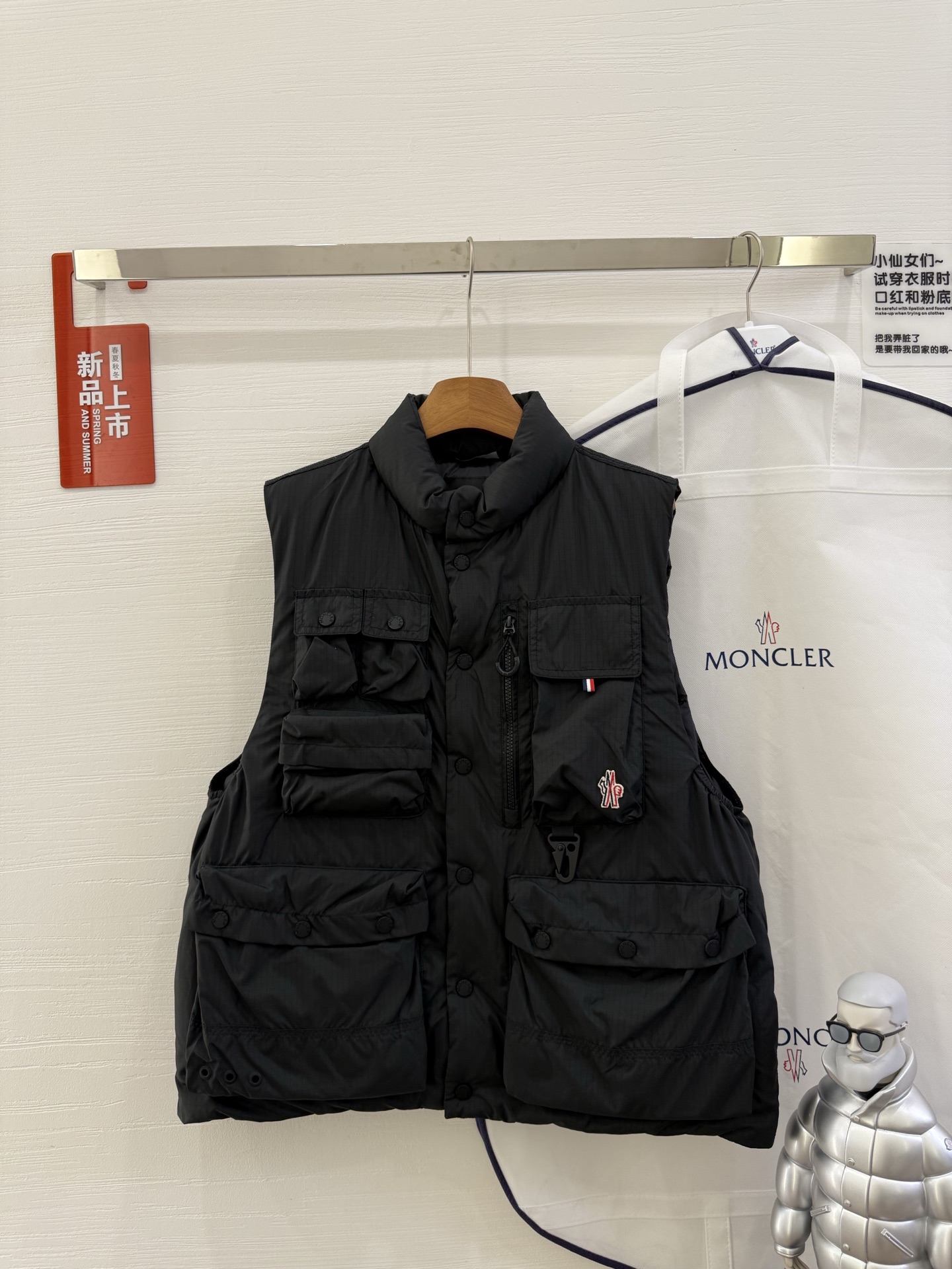 NO:481645,With dust bag Moncler cover SS25 Tongass Multi-pocket ripped-proof outdoor stand collar down vest jacket, designed for spending time outdoors in mild weather, Tongass down vest provides protection without feeling heavy, made of ripped-proof fabric. The waterproof fabric is very compact and is a durable material that does not add weight. Model number tooling vest 2503 Color black Khaki Size 12345, Moncler, jackets & coats, down jacket, alexander wang19860909配防尘袋 Moncler 蒙口 SS25 Tongass 多口袋防撕裂户外立领羽绒马甲外套,专为在温和天气下在户外度过时光而设计,Tongass 羽绒马甲提供保护,而不会感到沉重,采用防撕裂面料制成.防水面料非常紧凑,是一种不会增加重量的耐用材料. 款号工装马甲2503 颜色黑色 卡其色 尺码12345,,Moncler,jackets & coats,down jacket,alexander wang,Women's clothing