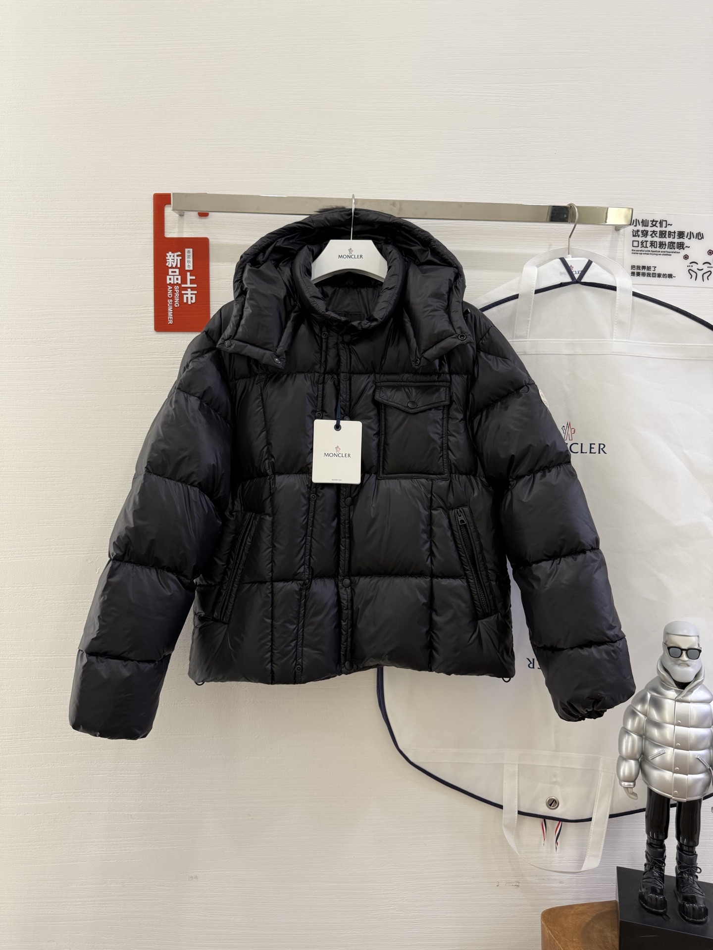 NO:497890,With dust bag cover Moncler 25 new serfanto hooded breasted down jacket for men and women. This hooded warm item is paired with double snap buckle closure, which interprets asymmetrical shape. It has different sizes of quilting to highlight the geometric atmosphere. Filled with 90 goose down, removable and adjustable hood, double snap closure, zipper pocket, chest pocket with snap buckle drawstring hem. Color beige and black, Moncler, Moncler, down jacket, hats, alexander wang19860909配防尘袋蒙口Moncler盟可睐25新款serfanto 连帽排扣男女同款羽绒服 这款连帽保暖单品搭配双按扣开合,演绎不对称造型.饰有不同尺寸的绗缝,彰显几何气息 填充90鹅羽绒 可拆卸可调节兜帽 双按扣开合 拉链口袋,胸部口袋设有按扣 抽绳下摆 颜色米白、黑色,,Moncler,Moncler,down jacket,hats,alexander wang,Women's clothing