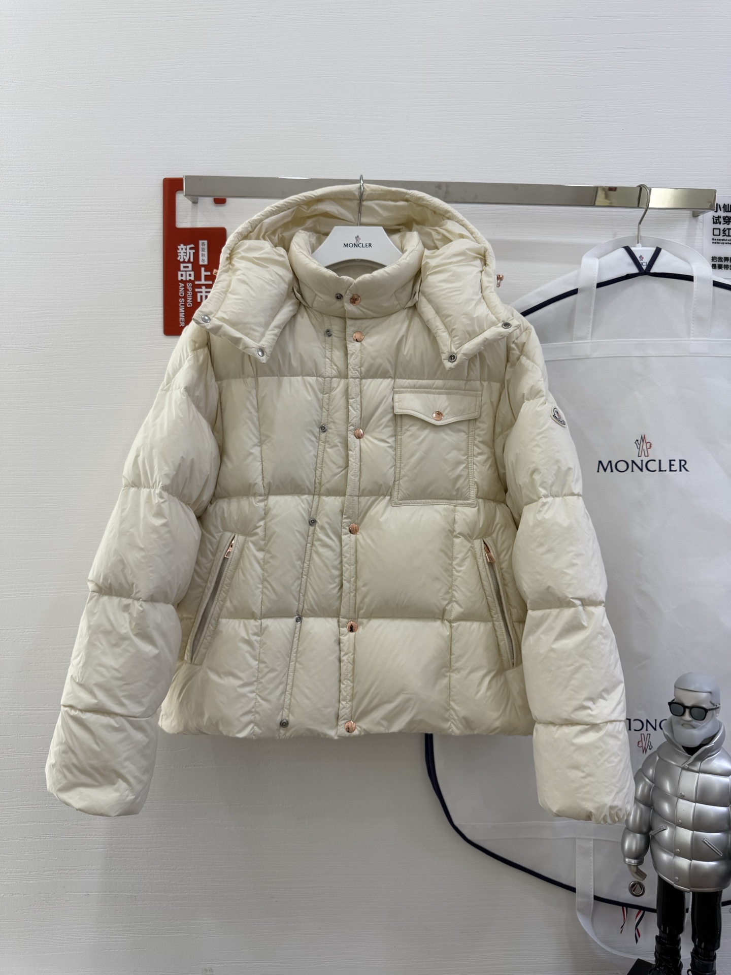 NO:497882,With dust bag cover Moncler 25 new serfanto hooded breasted down jacket for men and women. This hooded warm item is paired with double snap buckle closure, which interprets asymmetrical shape. It has different sizes of quilting to highlight the geometric atmosphere. Filled with 90 goose down, removable and adjustable hood, double snap closure, zipper pocket, chest pocket with snap buckle drawstring hem. Color beige and black, Moncler, Moncler, down jacket, hats, alexander wang19860909配防尘袋蒙口Moncler盟可睐25新款serfanto 连帽排扣男女同款羽绒服 这款连帽保暖单品搭配双按扣开合,演绎不对称造型.饰有不同尺寸的绗缝,彰显几何气息 填充90鹅羽绒 可拆卸可调节兜帽 双按扣开合 拉链口袋,胸部口袋设有按扣 抽绳下摆 颜色米白、黑色,,Moncler,Moncler,down jacket,hats,alexander wang,Women's clothing