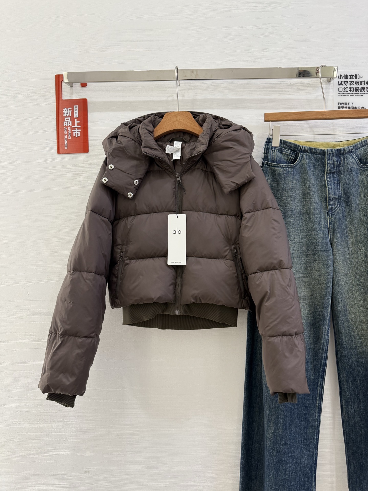 NO:497921,Alo Yoga American genuine purchasing agent, classic versatile autumn and winter warm loose trench collar hooded cotton jacket, Foxy jacket has a new look. Every wardrobe needs a good cotton jacket, with this beloved outline design, Foxy cotton jacket will become your new favorite. This coat style is very versatile and can keep you warm and fashionable throughout the season.,, jackets & coats, jackets & coats, hats, alexander wang19860909alo yoga美国正品代购 经典百搭秋冬保暖宽松高领连帽棉服 Foxy夹克有了新外观.每个衣橱都需要一件好的棉服,凭借这个备受喜爱的轮廓设计,Foxy棉服将成为你的新宠.这种外套款式非常百搭,整个季节都能让你保持温暖又时尚.,,jackets & coats,jackets & coats,hats,alexander wang,Women's clothing