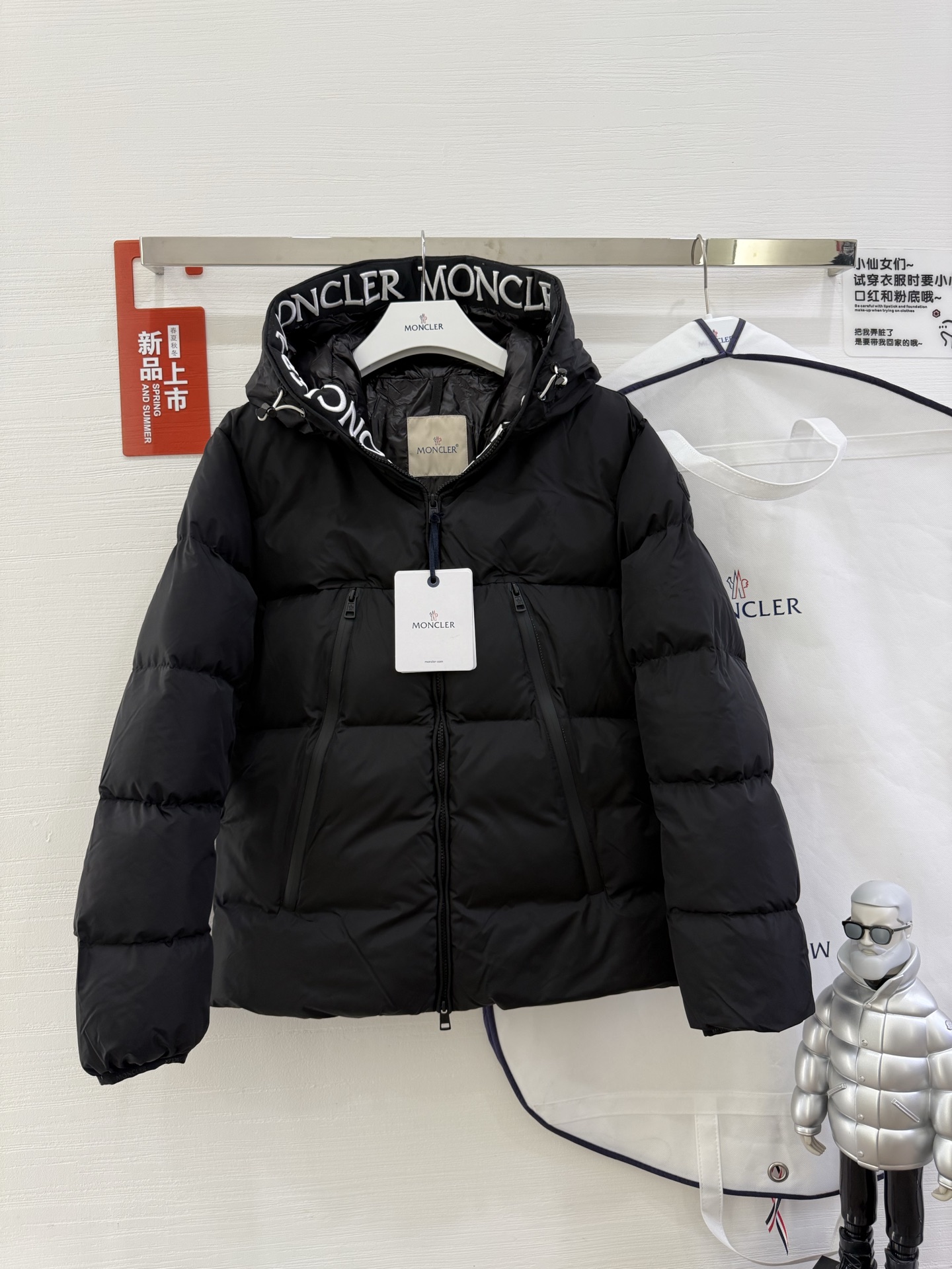 NO:499146,With dust bag Moncler Montcla Short Men's Slim Down Jacket Number 1-2-3-4-5 This black down jacket is made of high-quality fabrics, with a simple and elegant design, suitable for winter wear. It is equipped with a hooded design, excellent warmth and can effectively resist cold weather. The zipper design of the clothes is easy to put on and take off, and there are pockets on both sides, which is very practical. Whether it is daily commuting or outdoor activities, this down jacket can provide you with warmth and comfort. When wearing it, you will feel the combination of fashion and warmth, showing a confident and calm temperament., Moncler, jackets & coats, down jacket, hats, alexander wang19860909配防尘袋Moncler盟可睐 Montcla短款男士修身羽绒服夹克 码数1-2-3-4-5 这款黑色羽绒服采用高品质面料,设计简洁大方,适合冬季穿着.它配有连帽设计,保暖性能卓越,能够有效抵御寒冷天气.衣服的拉链设计方便穿脱,两侧设有口袋,实用性强.无论是日常通勤还是户外活动,这款羽绒服都能为你提供温暖与舒适.穿上它,你将感受到时尚与温暖的 结合,展现出自信与从容的气质.,,Moncler,jackets & coats,down jacket,hats,alexander wang,Women's clothing