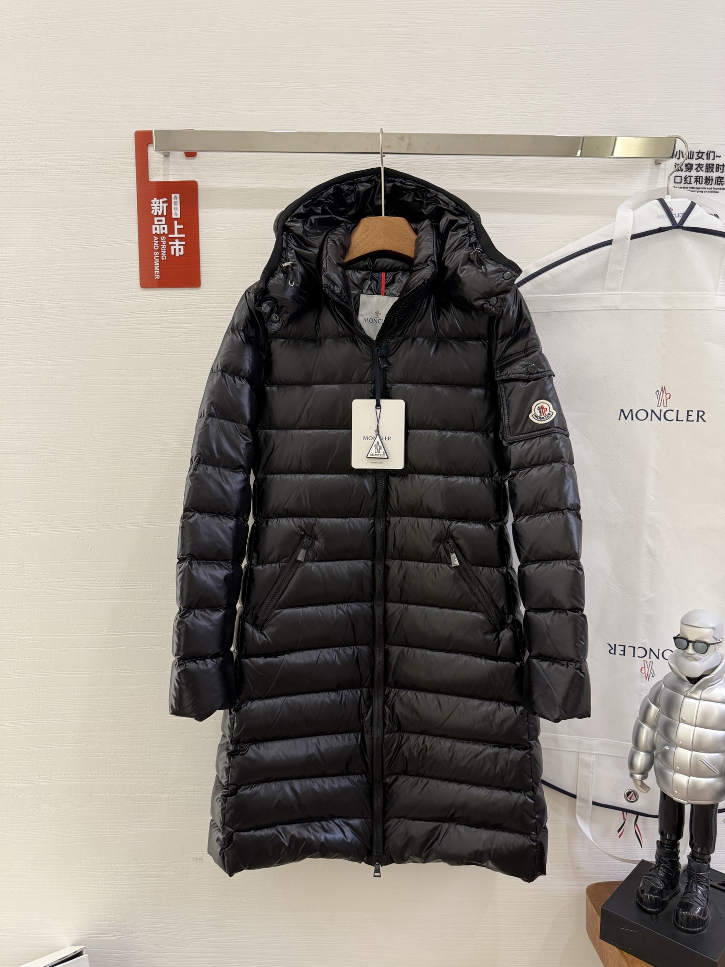 NO:499163,The highest quality is equipped with dust bags!  Women's long down jacket with cover-up mouth [supervised by big names such as Shu Qi, Li Bingbing, and Yang Mi!  Produced by Yuhuang/MONCLER Mask] Celebrity classic style, worn every year, [Deyi] belongs to a thick model, high-quality 90-fold, excellent warmth, all fabrics are customized!  High-density matte nylon fabric four-layer method, surface + high-density to prevent leakage of velvet, drilling and other problems, no doubt about quality, slim fit!  High velvet filling, excellent windproof and warmth performance. It is definitely not a general imitation in the market. Black, 1234 sizes. Large stock. Moncler, down jacket, alexander wang19860909配防尘袋最高品质！蒙口女款长款羽绒服【舒淇,李冰冰,杨幂等大咖上身代言！羽皇/MONCLER蒙口出品】明星经典款,年年穿 不过时,[得意]属于厚款 高品质90绒,保暖性超好,面料全部订制！高密度哑光尼龙面料四层做法 面+高密度防止漏绒钻绒等问题 ,品质无需置疑,版型修身！充绒量高,防风保暖性能极佳.绝非市场一般仿货.黑色,1234码.大量现货.,,Moncler,down jacket,alexander wang,Women's clothing