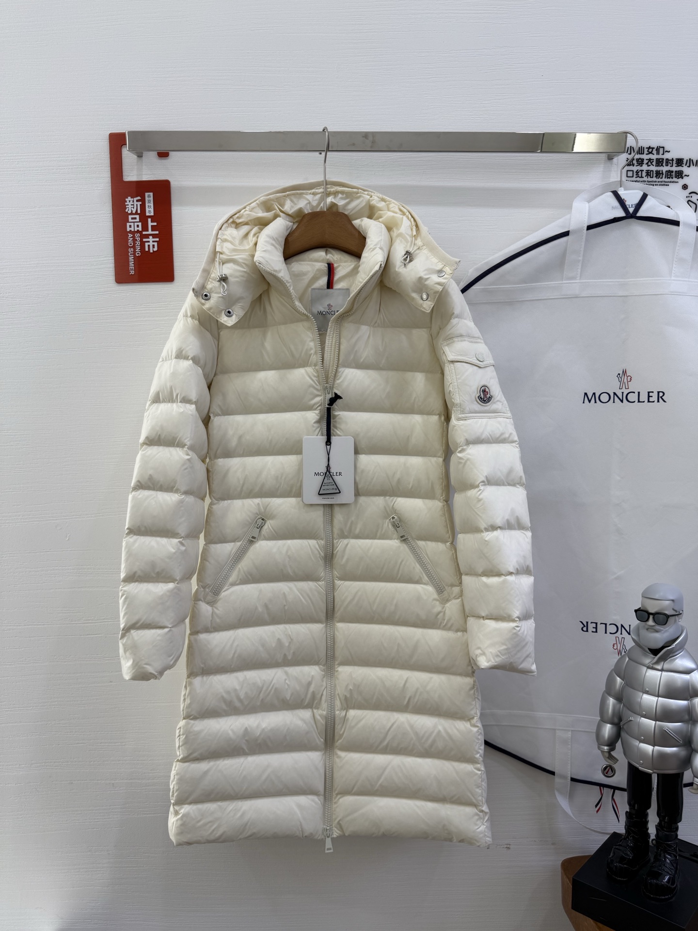 NO:499157,The highest quality with dust bags!  Women's long down jacket with cover-up mouth [supervised by big names such as Shu Qi, Li Bingbing, and Yang Mi!  Produced by Yuhuang/MONCLER Mask] Celebrity classic style, worn every year, [Deyi] belongs to thick style, high-quality 90 velvet, excellent warmth, all fabrics are customized!  High-density matte nylon fabric four-layer method, surface + high-density to prevent leakage of velvet, drilling and other problems, no doubt about quality, slim fit!  High velvet filling, excellent windproof and warmth performance. It is definitely not a general imitation in the market. Black, 1234 sizes. Large stock. Moncler, down jacket, alexander wang19860909配防尘袋最高品质！蒙口女款长款羽绒服【舒淇,李冰冰,杨幂等大咖上身代言！羽皇/MONCLER蒙口出品】明星经典款,年年穿 不过时,[得意]属于厚款 高品质90绒,保暖性超好,面料全部订制！高密度哑光尼龙面料四层做法 面+高密度防止漏绒钻绒等问题 ,品质无需置疑,版型修身！充绒量高,防风保暖性能极佳.绝非市场一般仿货.黑色,1234码.大量现货.,,Moncler,down jacket,alexander wang,Women's clothing
