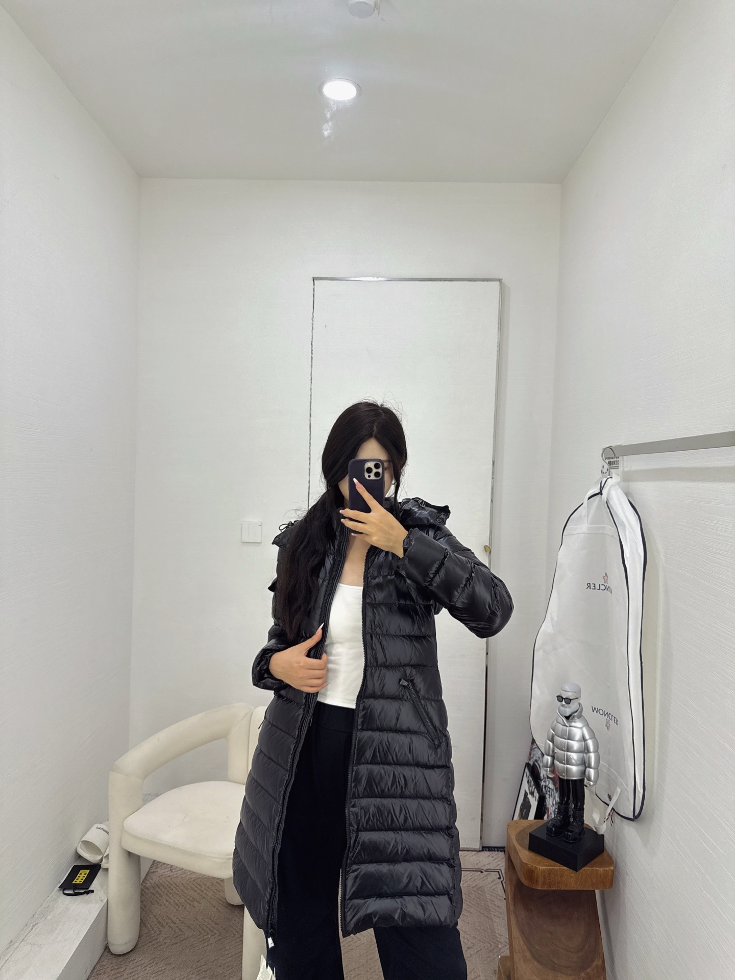 NO:499160,The highest quality!  Women's long down jacket with cover-up mouth [supervised by big names such as Shu Qi, Li Bingbing, and Yang Mi!  Produced by Yuhuang/MONCLER Mask] Celebrity classic style, worn every year, [Deyi] belongs to a thick model, high-quality 90-fold, excellent warmth, all fabrics are customized!  High-density matte nylon fabric four-layer method, surface + high-density to prevent leakage of velvet, drilling and other problems, no doubt about quality, slim fit!  High velvet filling, excellent windproof and warmth performance. It is definitely not a general imitation in the market. Black, 1234 sizes. Large stock. Moncler, down jacket, alexander wang19860909最高品质！蒙口女款长款羽绒服【舒淇,李冰冰,杨幂等大咖上身代言！羽皇/MONCLER蒙口出品】明星经典款,年年穿 不过时,[得意]属于厚款 高品质90绒,保暖性超好,面料全部订制！高密度哑光尼龙面料四层做法 面+高密度防止漏绒钻绒等问题 ,品质无需置疑,版型修身！充绒量高,防风保暖性能极佳.绝非市场一般仿货.黑色,1234码.大量现货.,,Moncler,down jacket,alexander wang,Women's clothing