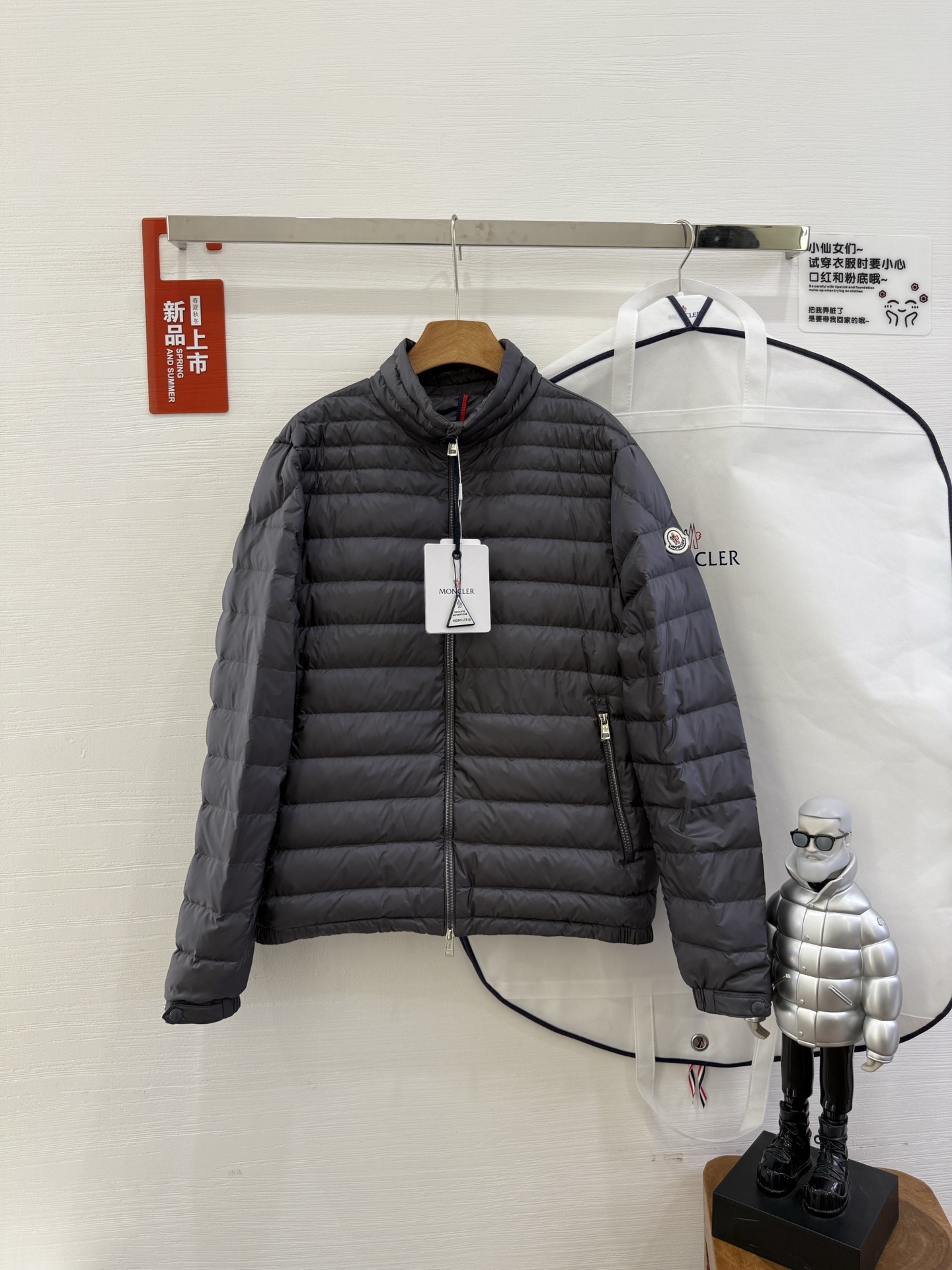 NO:499133,With dust bag 25 Moncler, Arnique men's short down jacket, thin down jacket, Arnique short down jacket is light and warm, made of longue saison fabric. This functional nylon fabric is warm without being heavy. This down jacket has square quilting of different sizes, which helps to bring a light texture. Classic styling, can be easily matched with urban casual wear, or worn as a sports jacket for outdoor activities. 90 white duck down filling Size 12345 Color black grey, Moncler, jackets & coats, jackets & coats, down jacket, alexander wang19860909配防尘袋25Moncler盟可睐Arnique男士短款羽绒夹克外套轻薄羽绒服,Arnique短款羽绒夹克轻盈保暖,采用longue saison面料制成.这种功能性尼龙面料保暖而不显厚重.此款羽绒服饰有尺寸不一的方格块绗缝,有助于带来轻盈质地.经典版型设计,可轻松搭配城市休闲装,或作为户外活动的运动外套穿着.90白鸭绒填充 尺码12345 颜色黑色 灰色,,Moncler,jackets & coats,jackets & coats,down jacket,alexander wang,Women's clothing