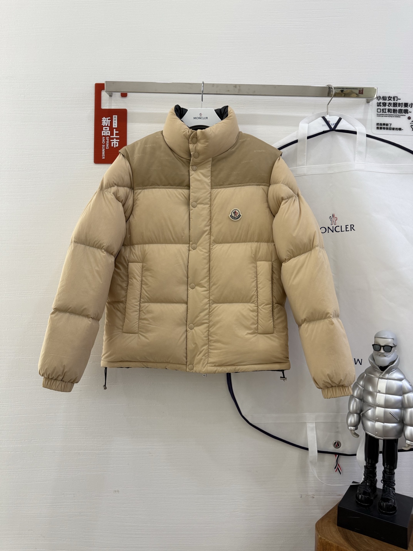 NO:497898,2025 autumn and winter new original 1:1 customization (removable sleeves as vests, double-sided down jackets) hardware accessories are fully imported and customized. Welcome to compare counters. Absolutely high quality. Top-grade 95 white duck down, super soft, fluffy and full, super heavy fabric with a perfect fit, pay attention to the super comfortable fabric, exclusive model, non-market goods, same size as men and women, 12345,, down jacket, alexander wang19860909配防尘袋2025秋冬新款原版1:1订制（可拆卸袖当马甲·双面穿羽绒服）五金配件全进口原版定制 欢迎专柜对比 绝对的高品质 采用顶级95白鸭绒 超柔软 充羽量蓬松饱满 超级重面料做工杠杠的版型完美 注意面料超舒服 独家款 非市场货 男女同款尺码12345,,down jacket,alexander wang,Women's clothing