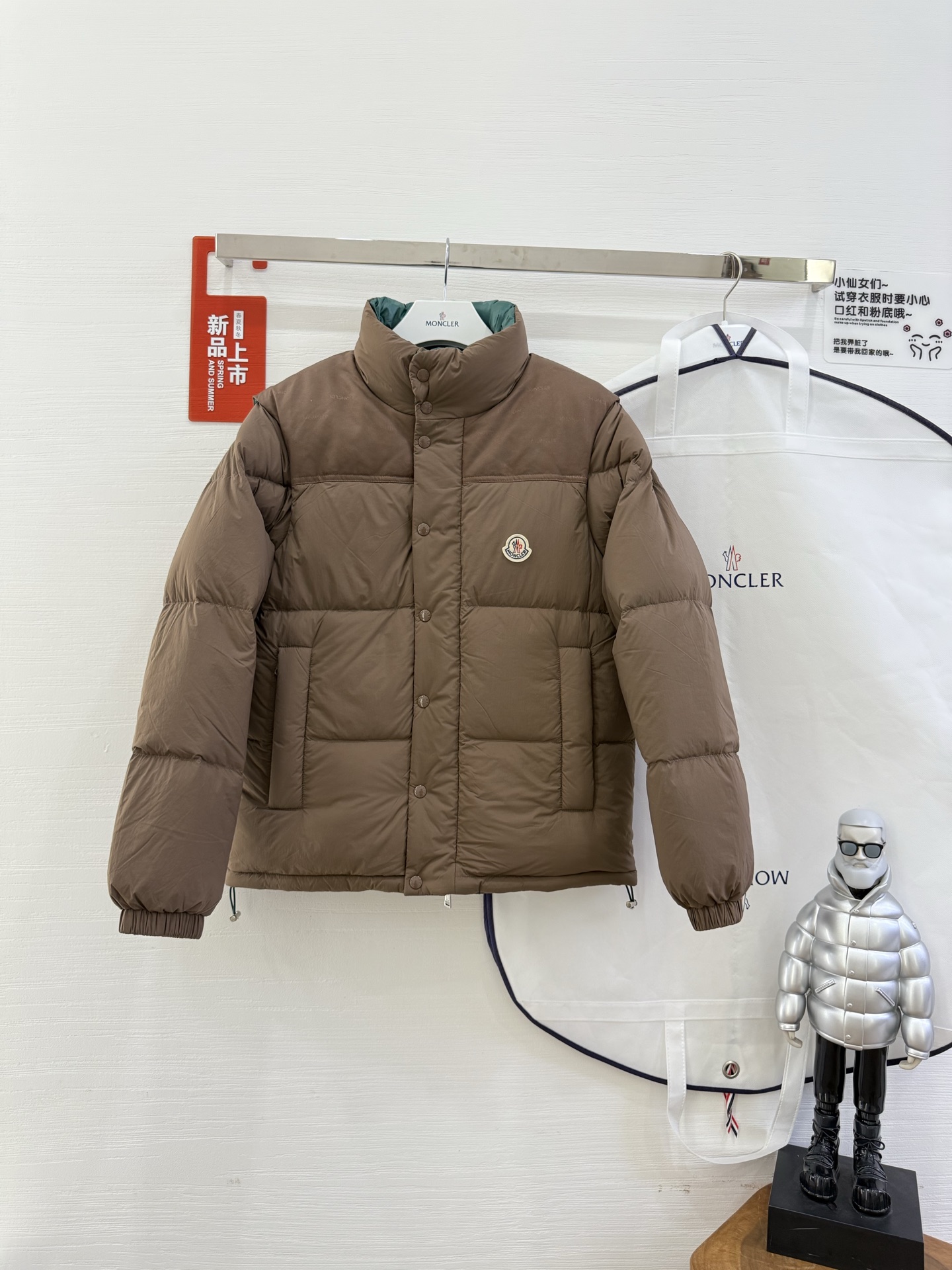 NO:497907,2025 autumn and winter new original 1:1 customization (removable sleeves as vests, double-sided down jackets) hardware accessories are fully imported and customized. Welcome to compare counters. Absolutely high quality. Top-grade 95 white duck down, super soft, fluffy and full, super heavy fabric with a perfect fit, pay attention to the super comfortable fabric, exclusive model, non-market goods, same size as men and women, 12345,, down jacket, alexander wang19860909配防尘袋2025秋冬新款原版1:1订制（可拆卸袖当马甲·双面穿羽绒服）五金配件全进口原版定制 欢迎专柜对比 绝对的高品质 采用顶级95白鸭绒 超柔软 充羽量蓬松饱满 超级重面料做工杠杠的版型完美 注意面料超舒服 独家款 非市场货 男女同款尺码12345,,down jacket,alexander wang,Women's clothing