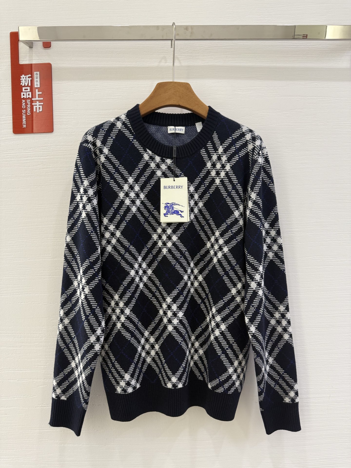 NO:494497,Burberry style | Diamond-shaped round neck long-sleeved sweater blue classic style. The texture is 92 soft wool + 8 polyester fiber to create the main line. The blended wool yarn interwoven into three-dimensional diamond pattern. Each needle interprets the delicate language of British weaving. Worn-spun jacquard not only gives the fabric high-end skin, but also tells low-key luxury with a subtle luster. The round neck is neatly tailored to the neckline, and the long-sleeved style is slim but not bound. Classic and contemporary aesthetics are here to reach a tacit understanding. This is not an ordinary sweater - it is a concrete expression of the BUR new series of fashion, a blues poem that never fades in the wardrobe. The warmth of touch and the elegance of being able to wear. The freehand style of diamond-shaped style makes the winter style high-end and stylish. Quiet blues, calm but not dull - belongs to people who know how to show their taste in a low-key manner. #Burberry style # Diamond-shaped knitted  #High-end sweater #wool blend #Autumn and winter textured outfit Color blue Size SML Model pictures,,burberry,burberry,sweaters,alexander wang19860909巴宝莉风格 |菱格纹圆领长袖毛衣蓝 调经典 以92绵柔羊毛+8聚酯纤维打造主线 肌理,混纺羊毛纱线交织出立体菱格纹路,每一针都诠释英伦织艺的细腻语言. 精纺提花不仅赋予面料高级骨感,更以微妙光泽诉说低调奢华. 圆领剪裁利落贴合颈线,长袖版型修身却不束缚,经典与当代审美在此达成默契. 这不是一件普通的毛衣——是BUR新系列 风尚的具象表达,是衣橱里永不褪色的蓝调诗篇. 触摸得到的温暖,穿得起的优雅. 以菱格写意风格,让冬日造型高级有 型. 静谧蓝调,沉稳却不沉闷—属于懂得低调彰显品位的人. #巴宝莉风 #菱格纹针织 #高级感毛衣#羊毛混纺 #秋冬质感穿搭 颜色蓝色 SizeＳＭＬ 模特图,,burberry,burberry,sweaters,alexander wang,Women's clothing