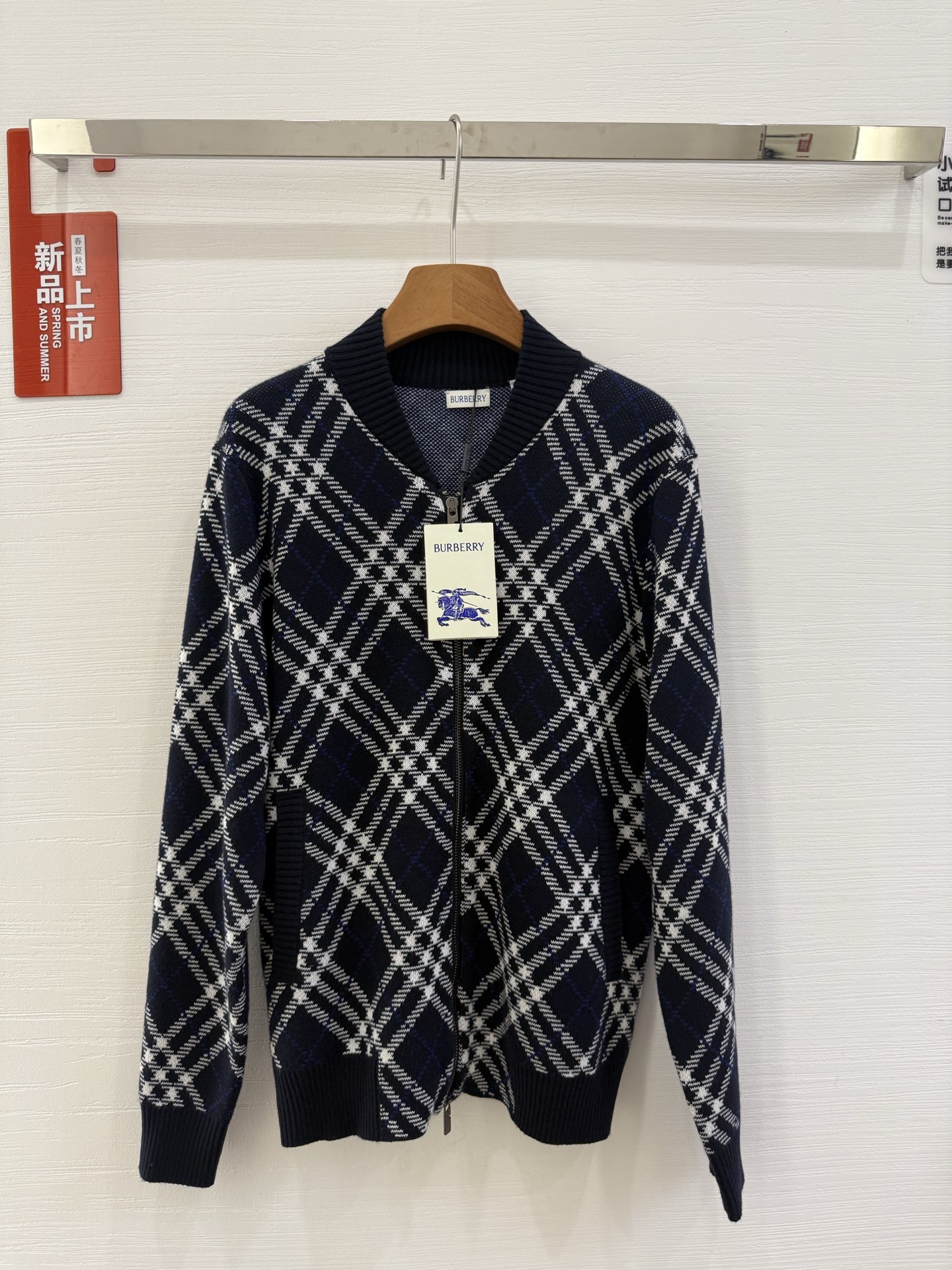 NO:494503,【BUR Style Collection|Rhombus-shaped stand-alone jacket with 92 rare wool, 8 polyester fiber outlines the neat outline. The knitted decoration is embellished with 93 wool fine texture, 6 polyester fiber and 1 spandex hidden elastic tension, achieving a delicate balance between constraints and freedom. The stand-alone collar piece fits the neckline like a sculpture, and the jacquard diamond emerges from the depths of the texture - not the glitz of printing and dyeing, but a three-dimensional language woven in the worsted warp and weft. Each interweaving is a symbiosis of numbers and art, concords with the modern narrative of BUR's new season 'future inheritance'. The cool blue is like midnight in the frozen sea, and the light shines when it passes. There is no need to be complicated to build, one piece is a style declaration. Cold blue | Wool touch | Architectural silhouette It is recommended to match with moonlight silver accessories/matte black leather underwear #Burgle tone  #绿已子已 #Advanced texture narrative Color blue Size SML Model diagram, burberry, jackets & coats,alexander wang19860909【BUR风格典藏|菱格纹立领夹克深邃 蓝】 以92珍稀羊毛织就凛冽风骨,8聚酯纤维勾勒利落轮廓.针织装饰缀以93羊毛细腻肌理,6聚酯纤维与1氨纶暗藏弹性张力,于束缚与自由间取得精妙平衡. 立领裁片如雕塑般贴合颈线,提花菱格自肌理深处浮现——并非印染的浮华,而是以精纺经纬织入的立体语言.每一道交织皆是数字与艺术的共生,暗合BUR新季「未来传承」的摩登叙事. 冷调蓝如冰封海域的午夜,光线掠过时泛起绒质微光.无需繁复堆砌,一件即是风格宣言. 冷感蓝调|羊毛触感|建筑感廓形 建议搭配月光银配饰/哑光黑皮质下 装 #布尔格调 #菱格暗码 #高级肌理叙事 颜色蓝色 SizeＳＭＬ 模特图,,burberry,jackets & coats,alexander wang,Women's clothing