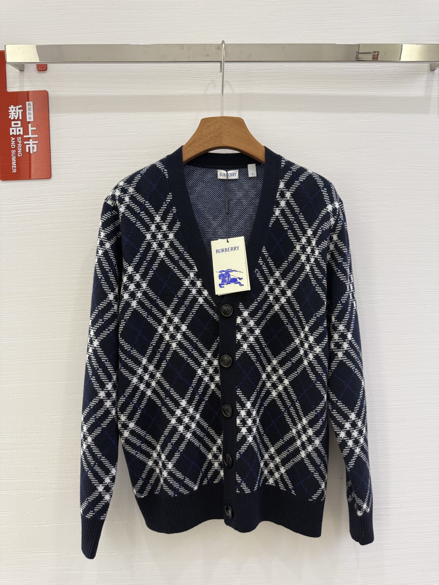 NO:494510,Bajia | New interpretation of diamonds, the shape is made of blue diamond pattern V-neck cardigan When the classic diamonds meet the worsted jacquard, it collides with heart-warming texture art. 92 high-quality wool gives a warm and skin-friendly embrace, 8 polyester fibers bless the bones and create a draped and stylish silhouette. The neat V-neck quietly releases a modern aura; the simple single-breasted placket shows casual elegance between opening and closing. The long-sleeved design is suitable for multi-season layering. The unique jacquard plaid presented by the blended fabric is a low-key and eye-catching design medal. In the details, the wool-blend knitted decoration (93 wool/6 polyester/1 spandex) enhances the overall precision. Perfectly fits BUR Seasonal aesthetic core - blended classic elements and modern tailoring to define the urban modern style. Color blue Size SML  Model pictures, burberry, burberry, alexander wang19860909巴家 | 菱格新绎,型格自成蓝色菱格纹 V领开衫 当经典菱格邂逅精纺提花,碰撞出令人心动的纹理艺术. 92优质羊毛赋予温暖亲肤的拥抱,8聚酯纤维加持筋骨,成就垂坠有型的廓形.利落V领,悄然释放摩登气场；简约单排扣门襟,开合间尽显随性优雅. 长袖设计,适配多季叠穿.混纺面料所呈现的独特提花格纹,是低调亦瞩目的设计勋章. 细节之处,羊毛混纺针织装饰（93羊毛/6聚酯纤维/1氨纶）提升整体精致度. 完美契合 BUR 当季美学核心—融合经典元素与现代剪裁,定义都市摩登风范. 颜色蓝色 SizeＳＭＬ 模特图,,burberry,burberry,alexander wang,Women's clothing