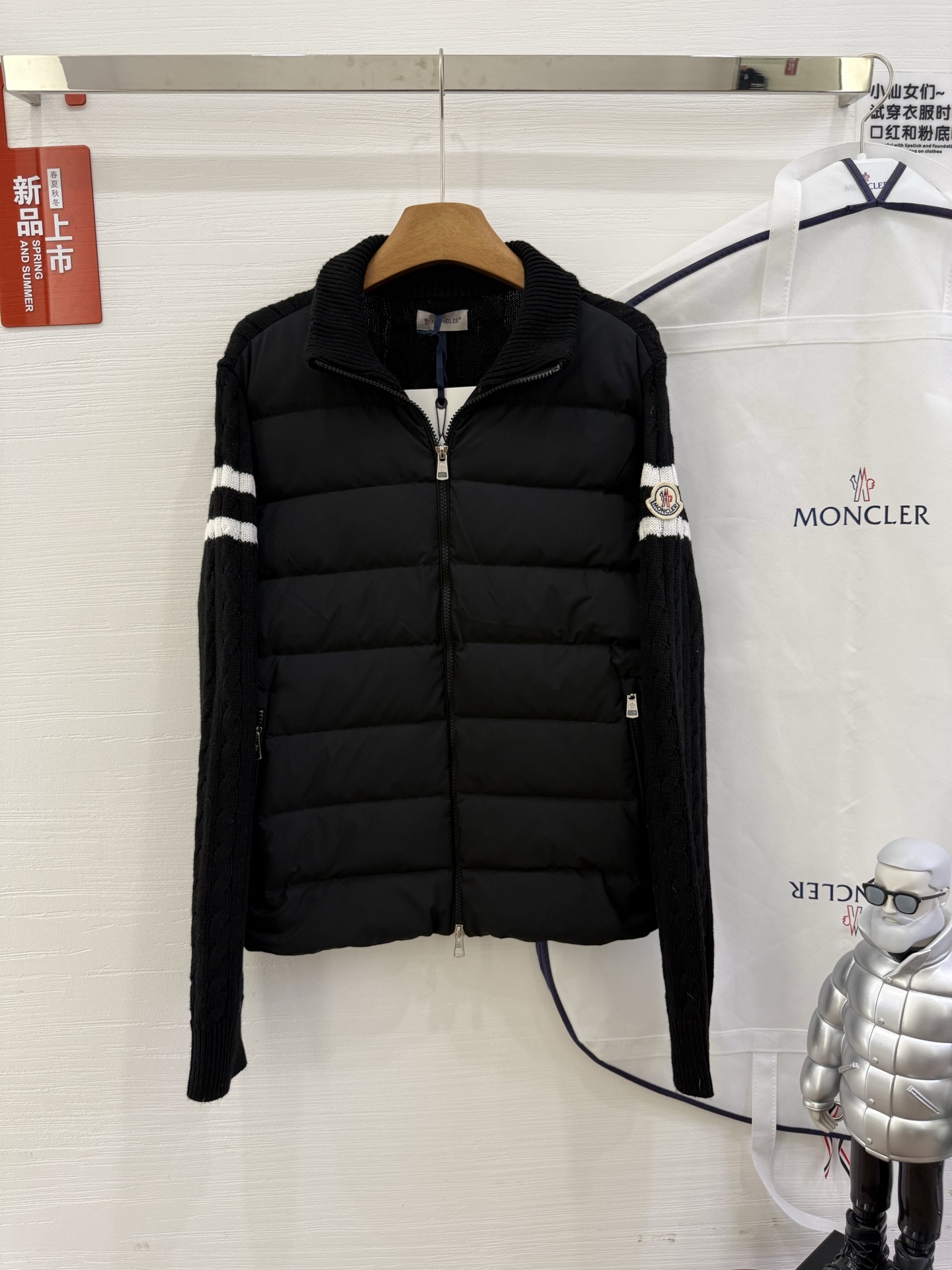 NO:497878,With dust bag running style ~ Three-bar knitted down splicing The masked gray knitted down jacket is really high-end. In addition to the milky white Snow White series in autumn and winter~ The masked splicing knitted temperament is also roaring~ Men and women's same style, as the temperament and age-reducing physique, the girl in the girl's sense of déjà vu~ Color gray * black * navy blue * white Size s.m.l.xl.xxl, Moncler, down jacket, alexander wang19860909配防尘袋跑量款～三条杠针织羽绒拼接 蒙口灰色针织拼接羽绒服是真的很高级 秋冬除了奶白白雪公主系列~ 蒙口拼接针织气质灰色也吼吼看呀~ 男女同款,当气质且减龄的体质内小姐姐既视感～ 颜色灰色*黑色*藏青*白色 码数s.m.l.xl.xxl,,Moncler,down jacket,alexander wang,Women's clothing