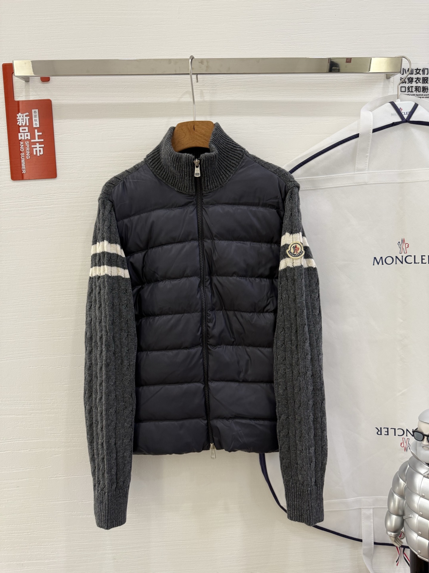 NO:497869,With dust bag running style ~ Three-bar knitted down splicing The masked gray knitted down jacket is really high-end. In addition to the milky white Snow White series in autumn and winter~ The masked splicing knitted temperament is also roaring~ Men and women's same style, as the temperament and age-reducing physique, the girl in the girl's sense of déjà vu~ Color gray * black * navy blue * white Size s.m.l.xl.xxl, Moncler, down jacket, alexander wang19860909配防尘袋跑量款～三条杠针织羽绒拼接 蒙口灰色针织拼接羽绒服是真的很高级 秋冬除了奶白白雪公主系列~ 蒙口拼接针织气质灰色也吼吼看呀~ 男女同款,当气质且减龄的体质内小姐姐既视感～ 颜色灰色*黑色*藏青*白色 码数s.m.l.xl.xxl,,Moncler,down jacket,alexander wang,Women's clothing