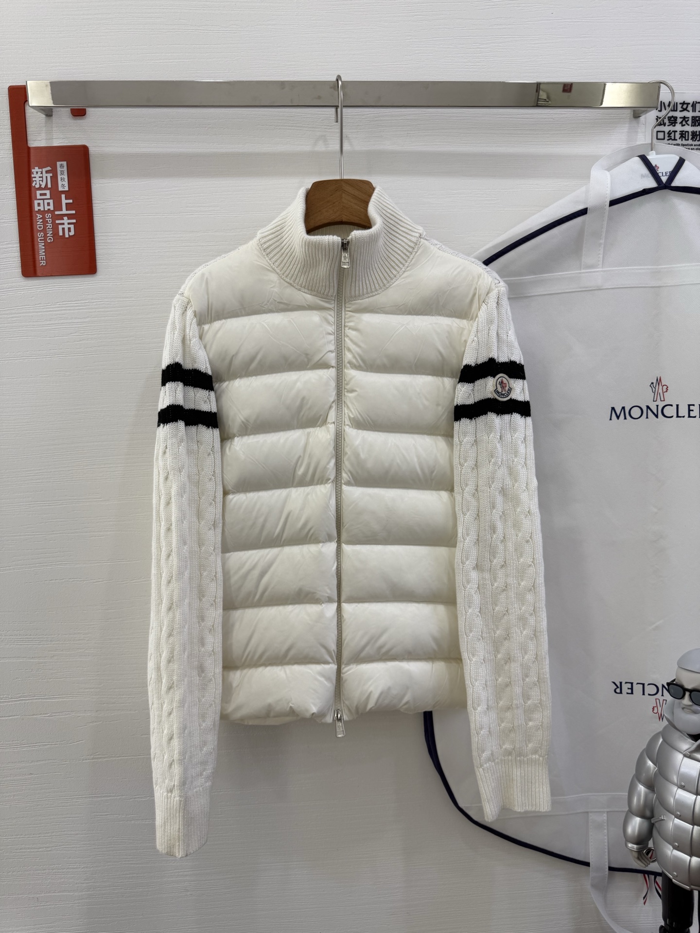 NO:497901,With dust bag running volume model ~ Three-bar knitted down splicing The masked gray knitted down jacket is really high-end. In addition to the milky white Snow White series in autumn and winter~ The masked splicing knitted temperament is also roaring~ Men and women's same style, as the temperament and age-reducing physique, the girl in the girl's sense of déjà vu~ Color gray * black * navy blue * white Size s.m.l.xl.xxl, Moncler, down jacket, alexander wang19860909配防尘袋跑量款～三条杠针织羽绒拼接 蒙口灰色针织拼接羽绒服是真的很高级 秋冬除了奶白白雪公主系列~ 蒙口拼接针织气质灰色也吼吼看呀~ 男女同款,当气质且减龄的体质内小姐姐既视感～ 颜色灰色*黑色*藏青*白色 码数s.m.l.xl.xxl,,Moncler,down jacket,alexander wang,Women's clothing