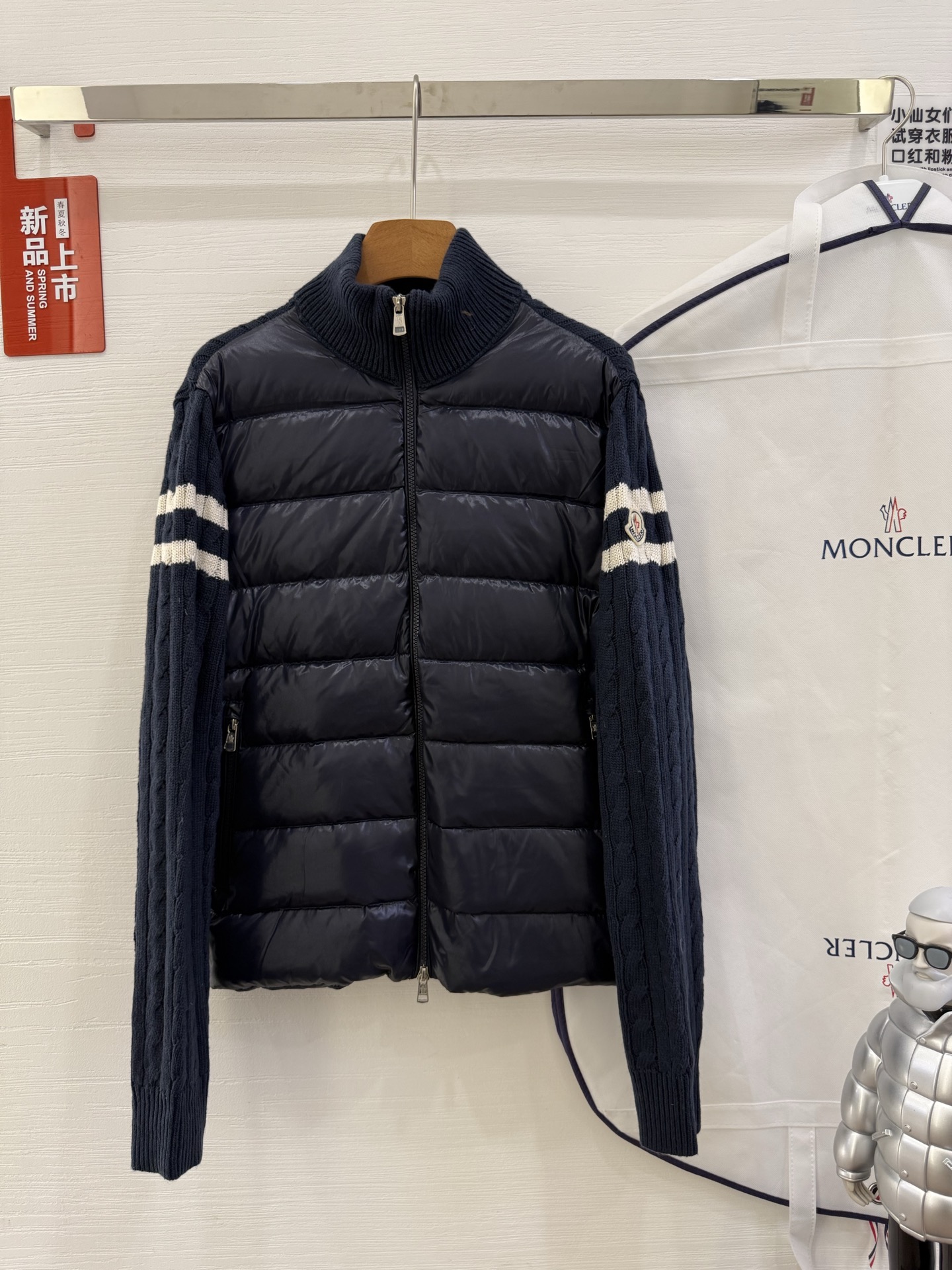 NO:497893,With dust bag running style ~ Three-bar knitted down splicing The masked gray knitted down jacket is really high-end. In addition to the milky white Snow White series in autumn and winter~ The masked splicing knitted temperament is also roaring~ Men and women's same style, as the temperament and age-reducing physique, the girl in the girl's sense of déjà vu~ Color gray * black * navy blue * white Size s.m.l.xl.xxl, Moncler, down jacket, alexander wang19860909配防尘袋跑量款～三条杠针织羽绒拼接 蒙口灰色针织拼接羽绒服是真的很高级 秋冬除了奶白白雪公主系列~ 蒙口拼接针织气质灰色也吼吼看呀~ 男女同款,当气质且减龄的体质内小姐姐既视感～ 颜色灰色*黑色*藏青*白色 码数s.m.l.xl.xxl,,Moncler,down jacket,alexander wang,Women's clothing